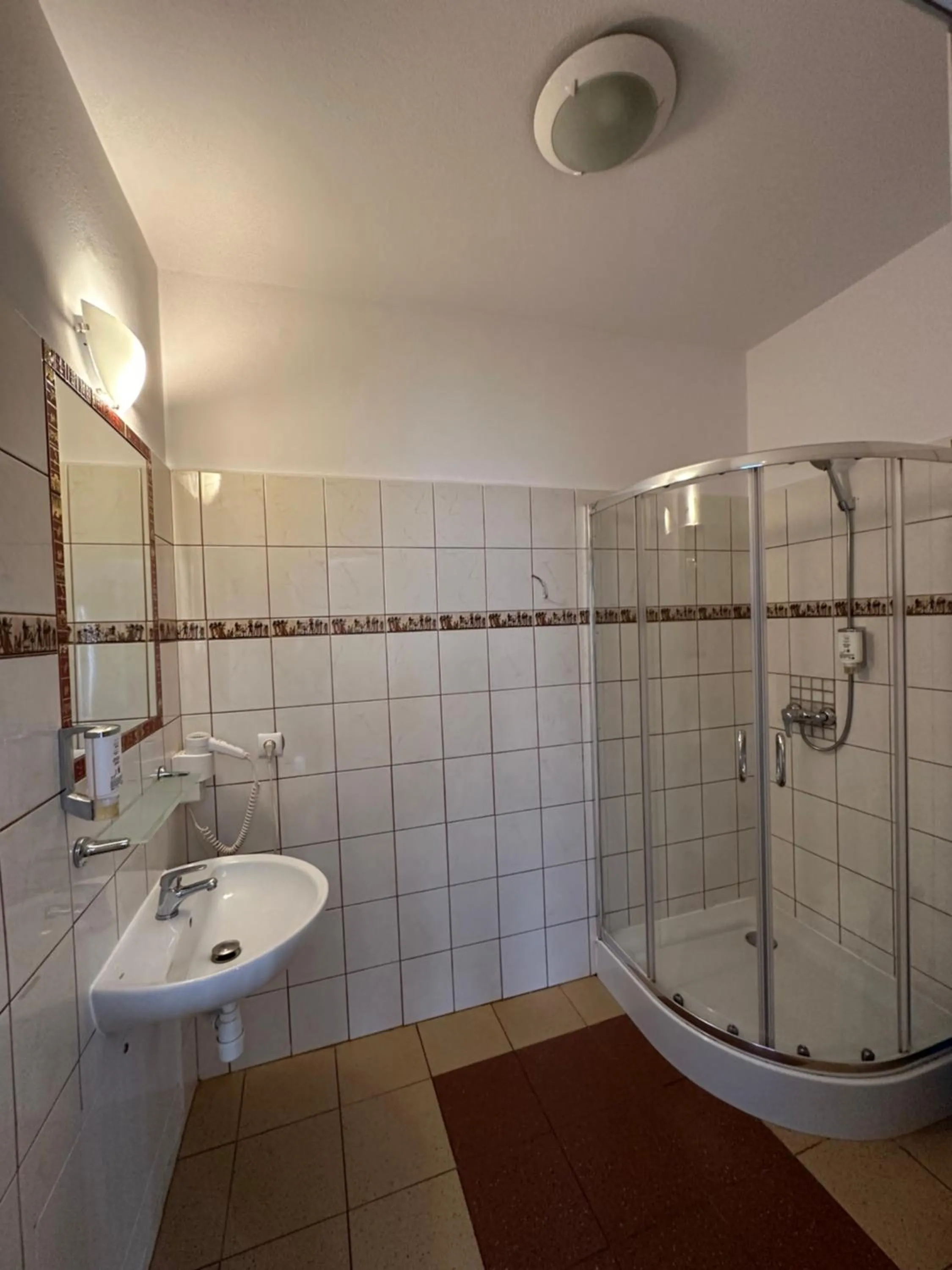 Shower in Lezzet PG B&B &TurkishRestaurant