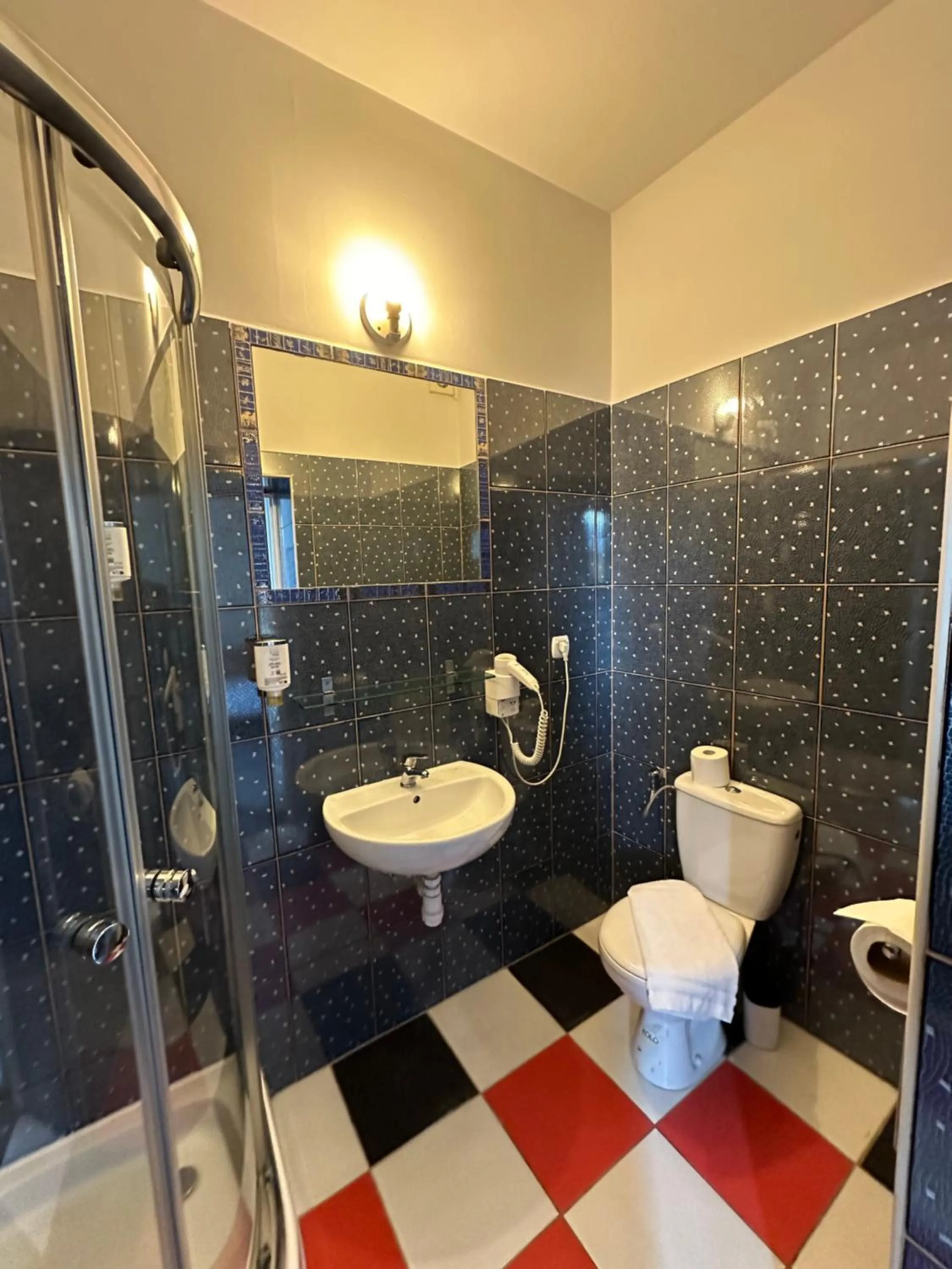 Shower in Lezzet PG B&B &TurkishRestaurant