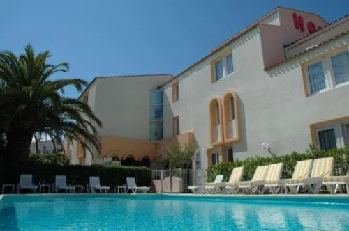 Facade/entrance in Hôtel Azur