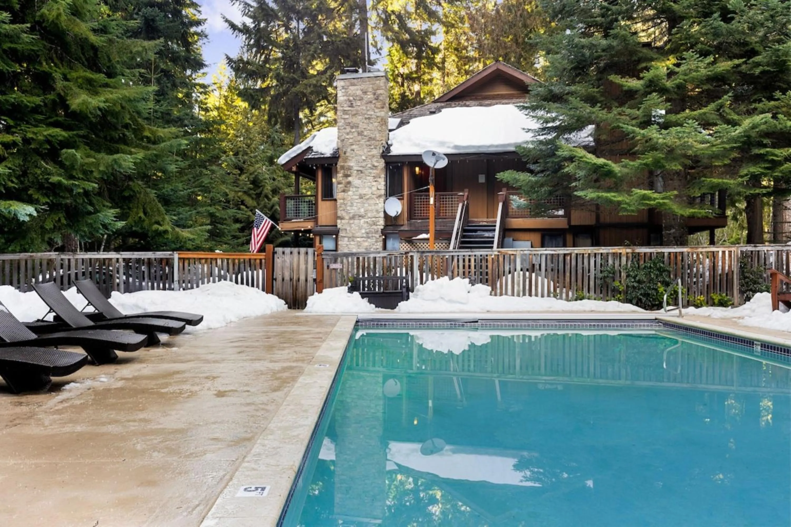 Swimming pool in LOGE Alta Crystal