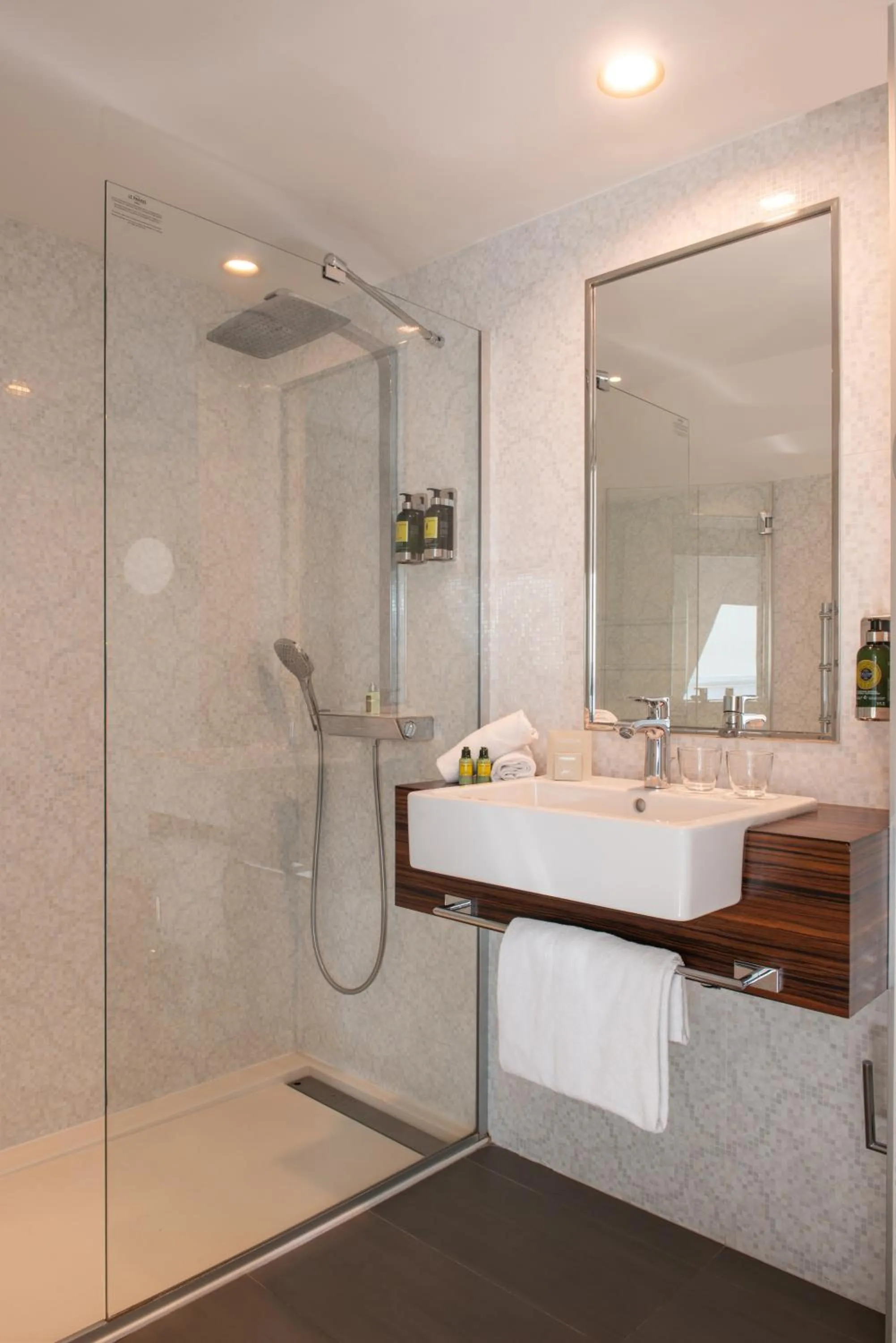 Shower in Le Parisis - Paris Tour Eiffel