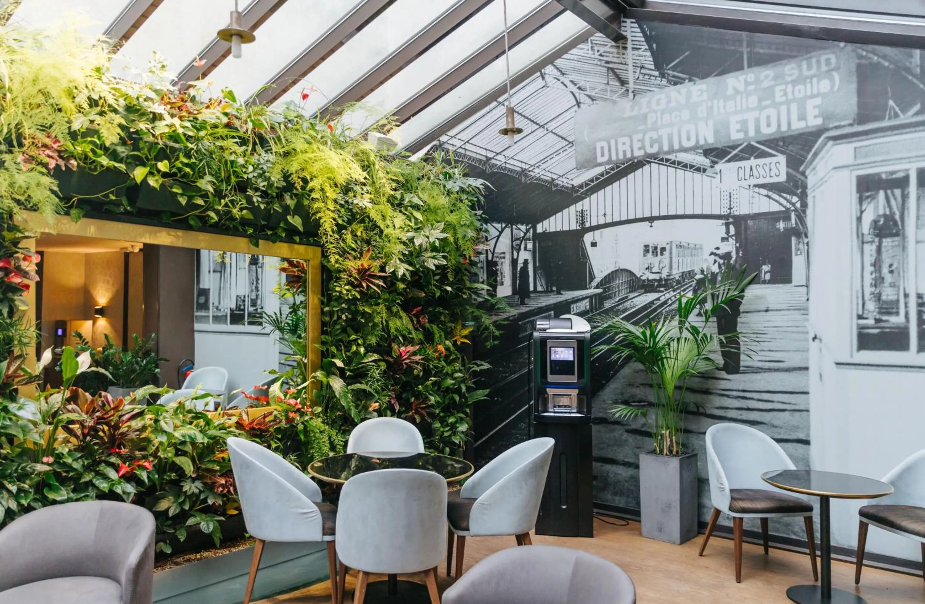 Lounge or bar in Le Parisis - Paris Tour Eiffel