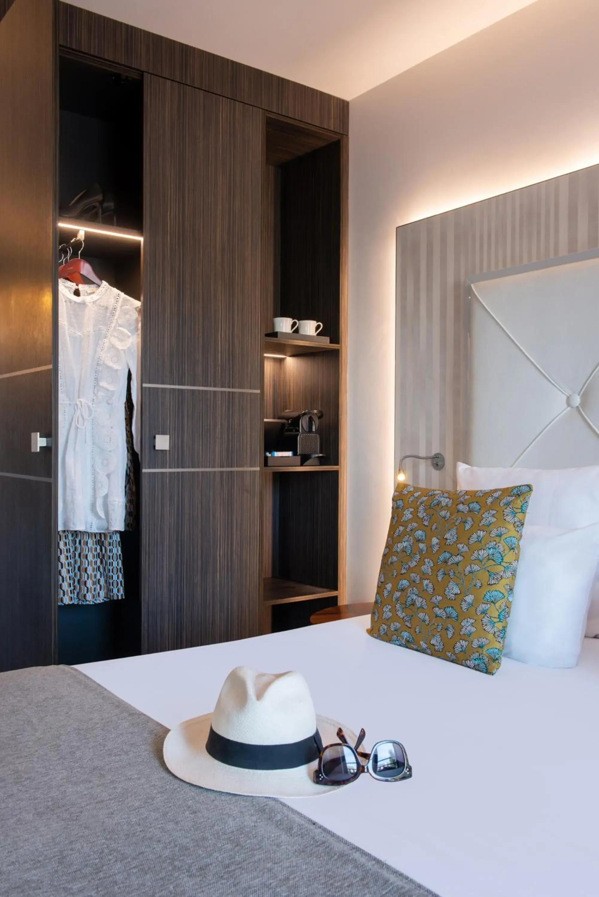 Double or Twin Room courtyard view or street view in Le Parisis - Paris Tour Eiffel Double or Twin Room courtyard view or street view in Le Parisis - Paris Tour Eiffel