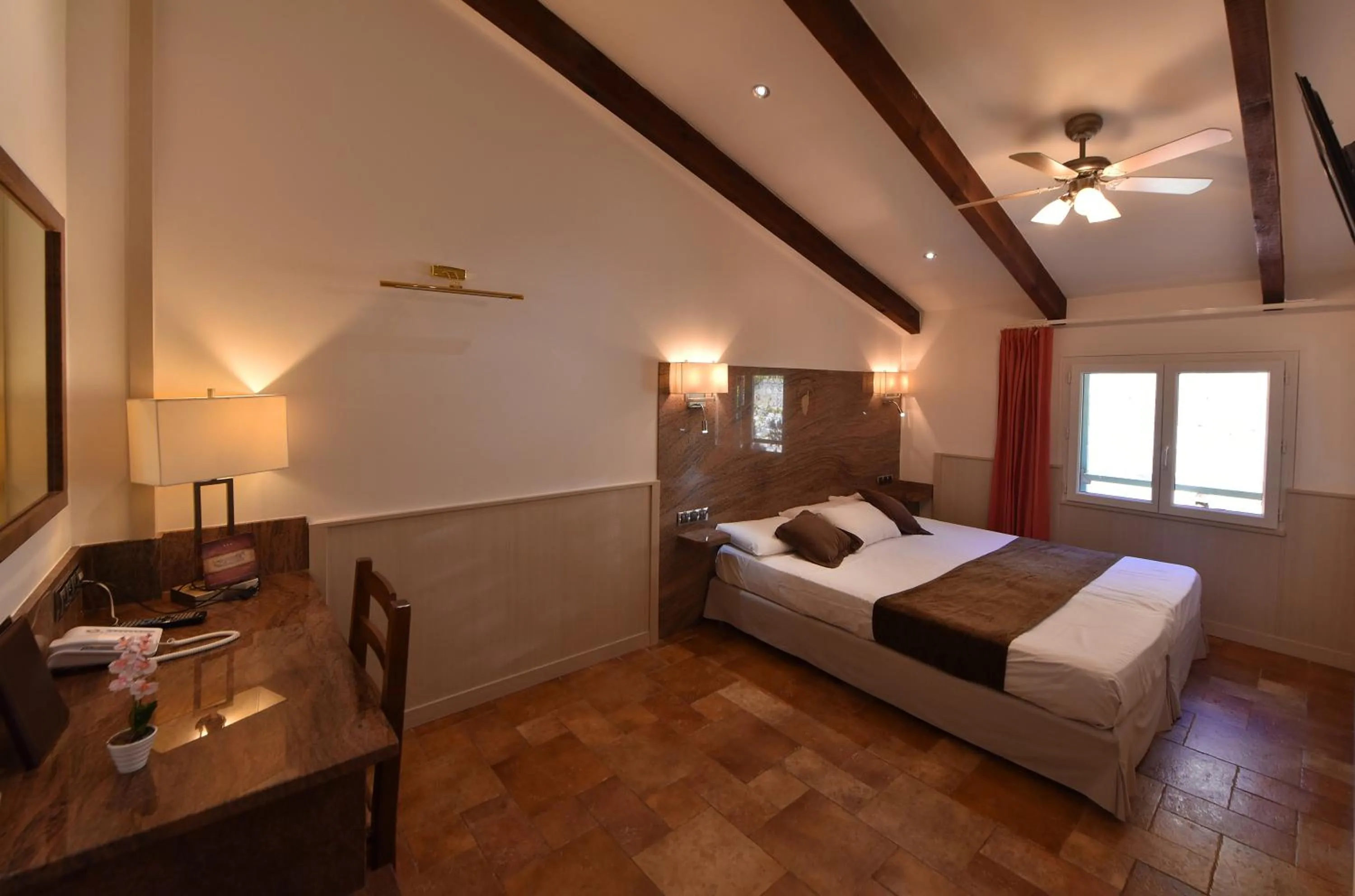 Photo of the whole room, Bed in Les Jardins De La Glacière