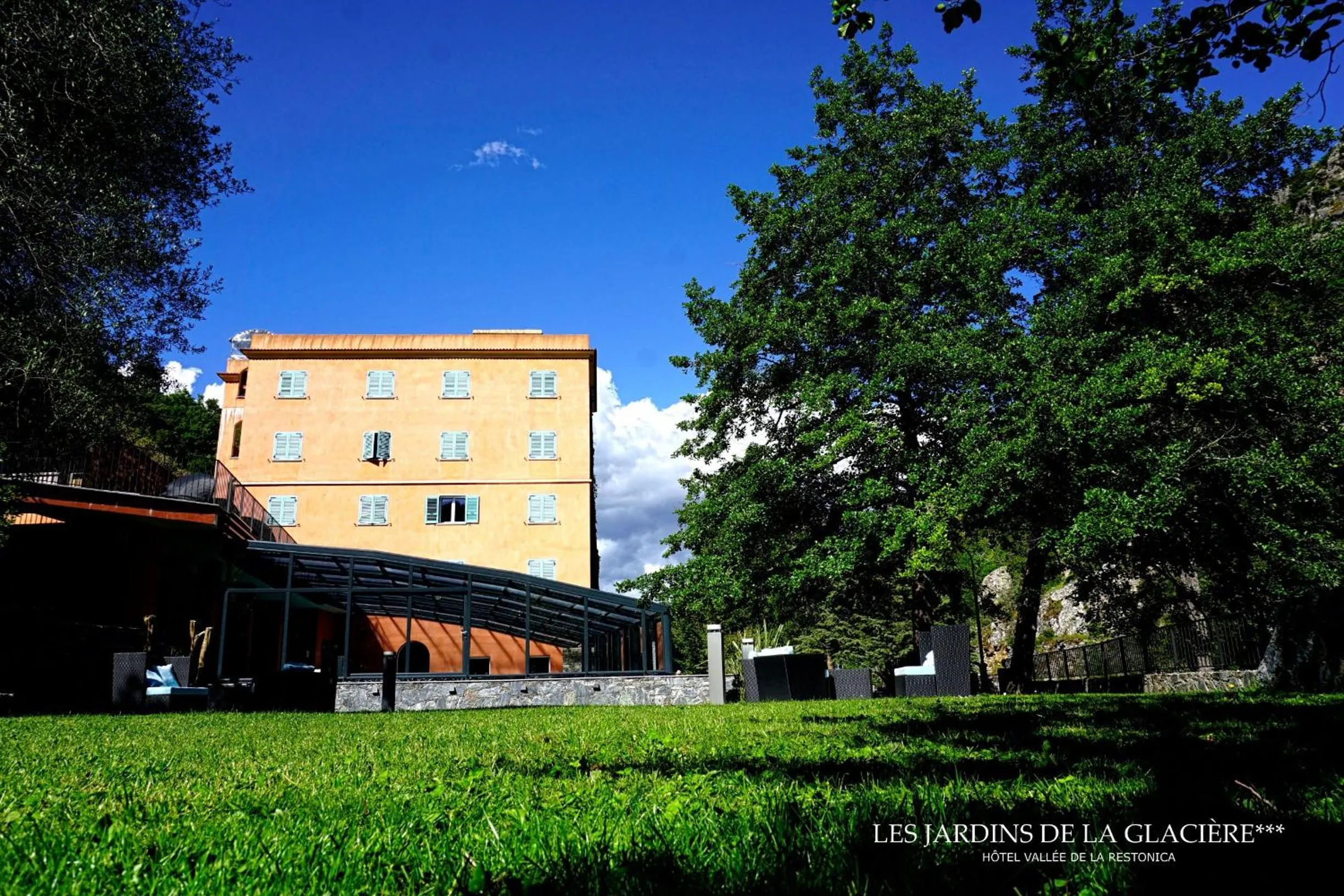 Garden view in Les Jardins De La Glacière