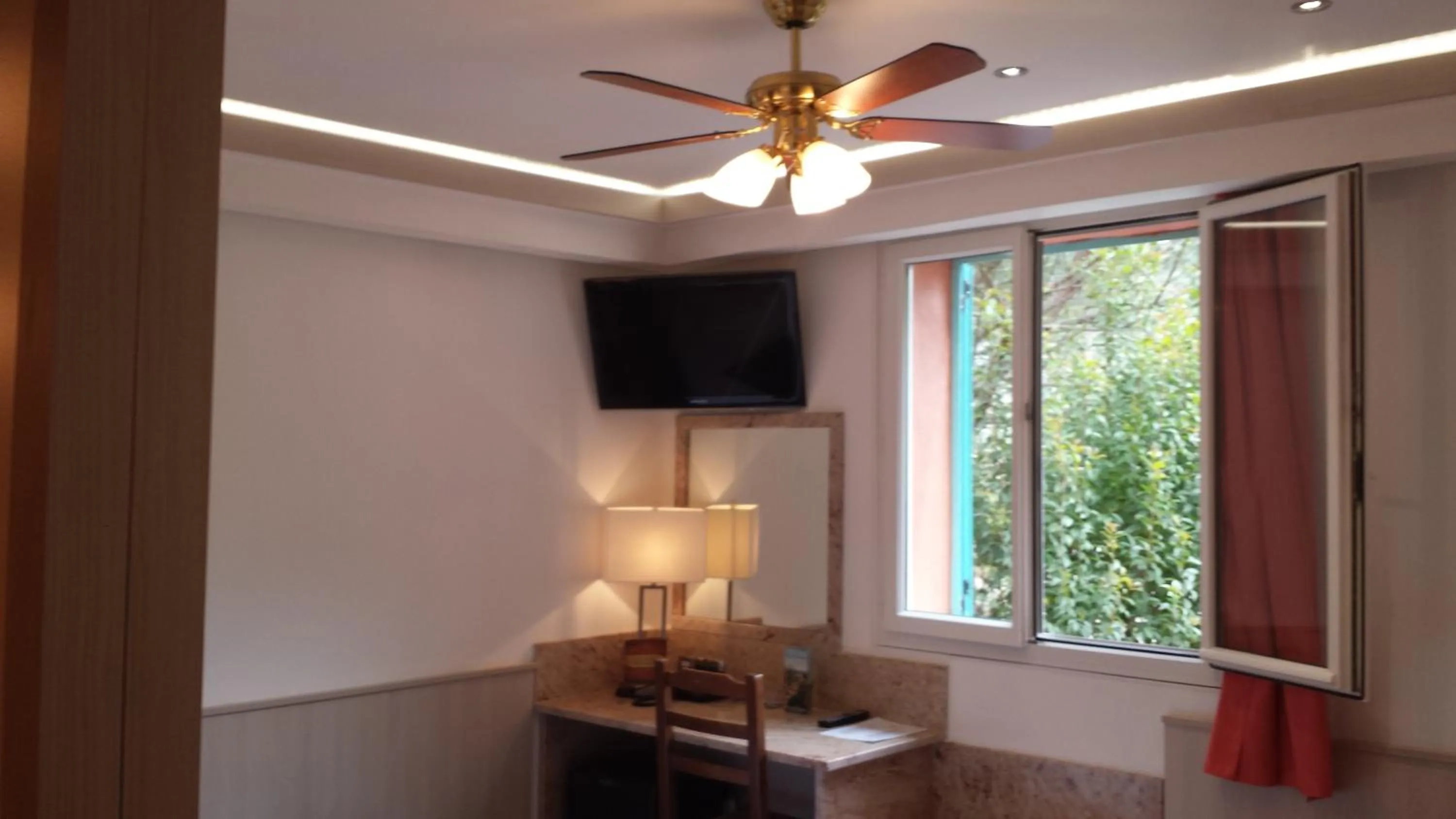 TV and multimedia in Les Jardins De La Glacière