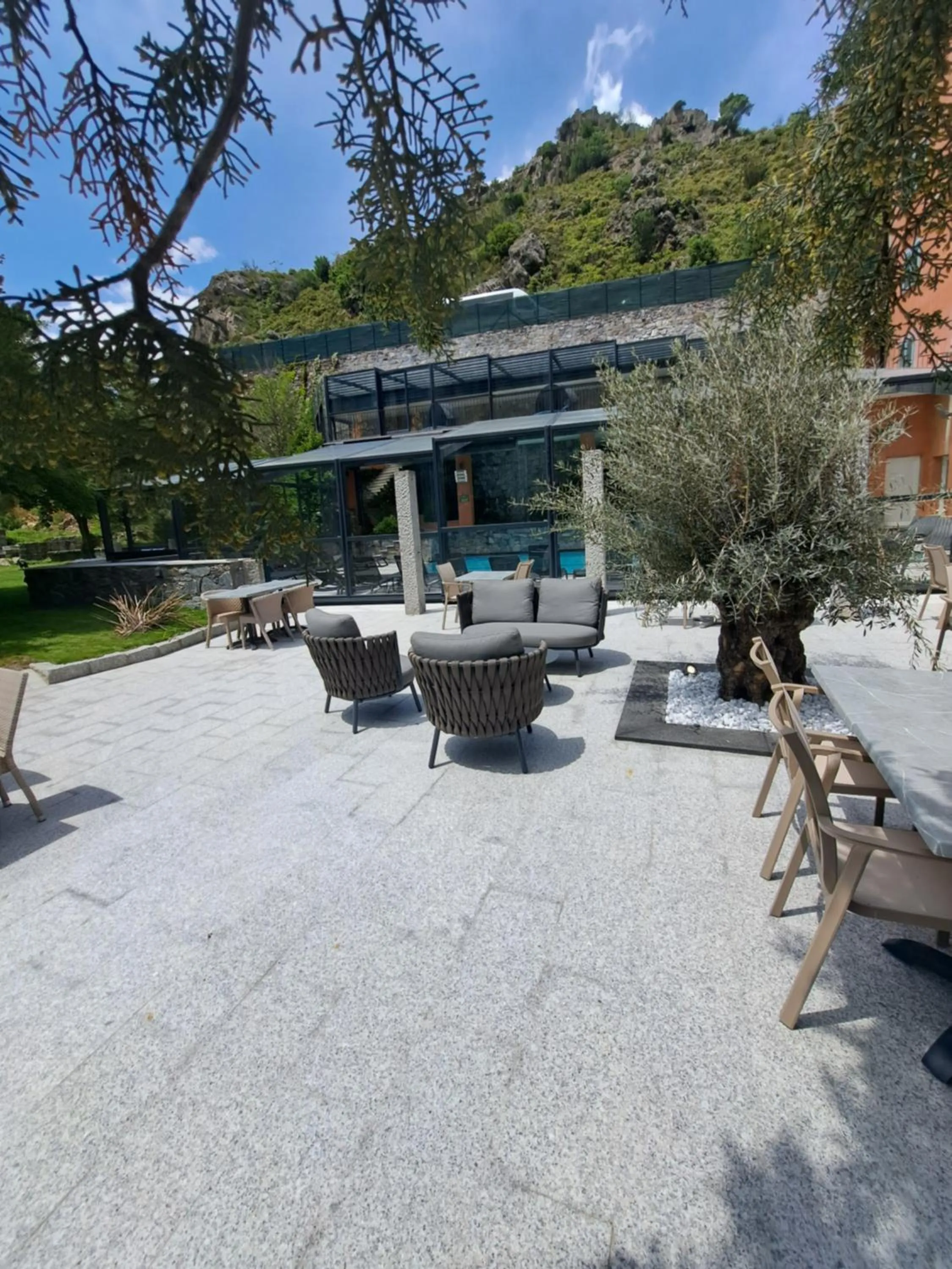 Patio in Les Jardins De La Glacière
