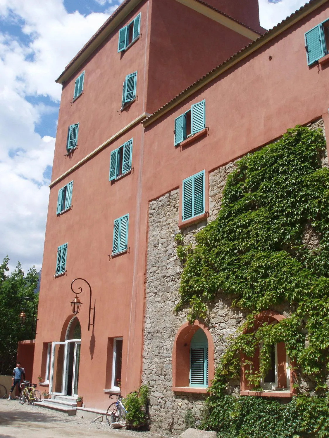 Facade/entrance in Les Jardins De La Glacière