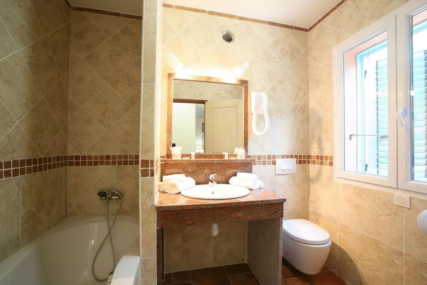 Bathroom in Les Jardins De La Glacière