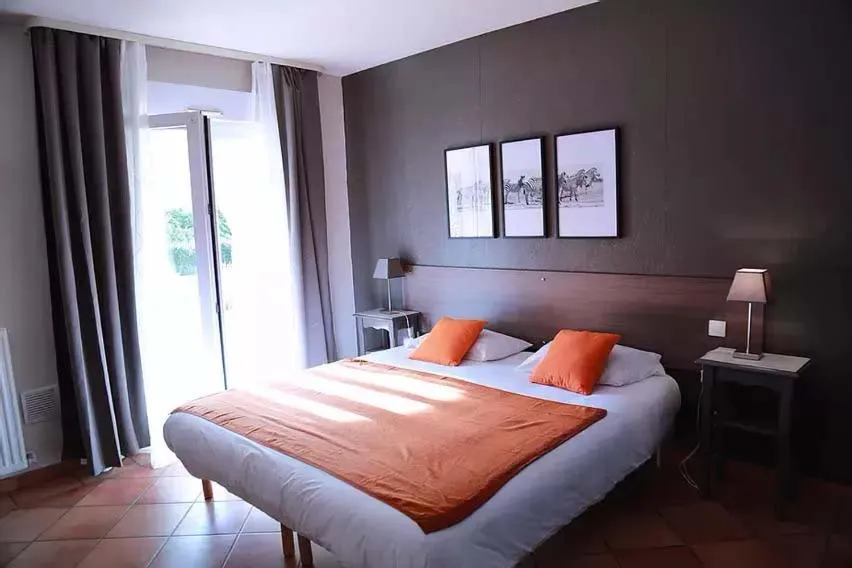 Pool view, Bed in Hôtel Athéna