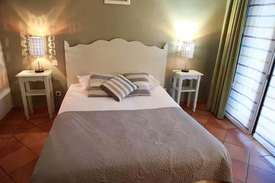 Bed in Hôtel Athéna