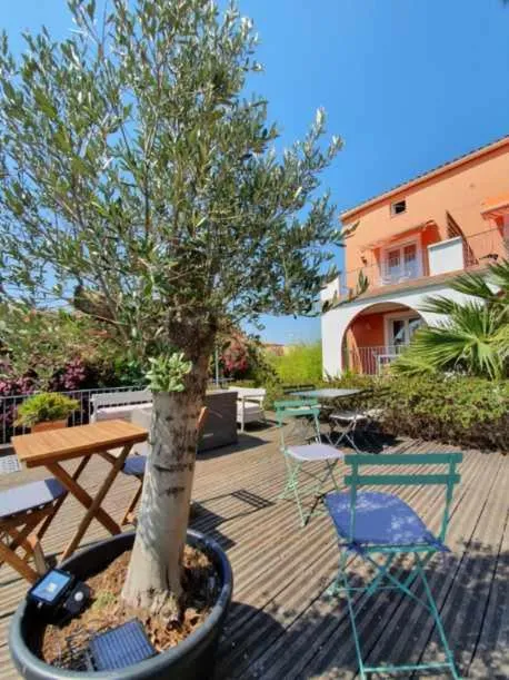 Patio in Hôtel Athéna