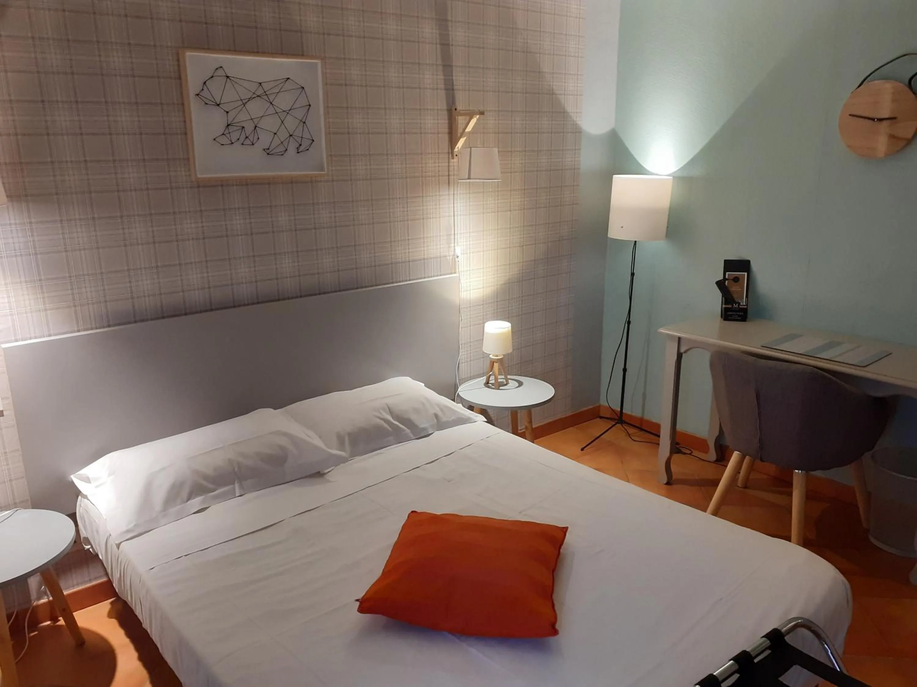 Bedroom, Bed in Hôtel Athéna