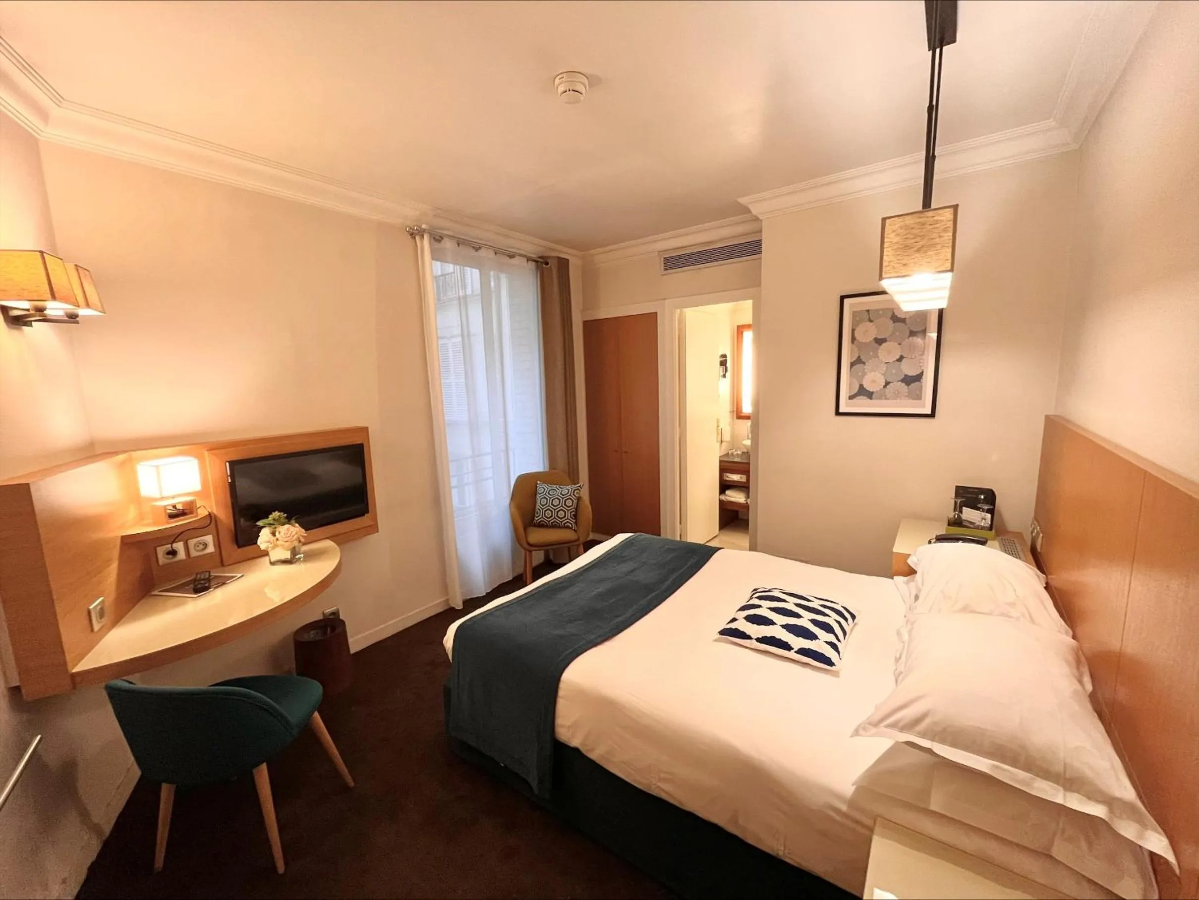 Bed in Westside Arc de Triomphe Hotel