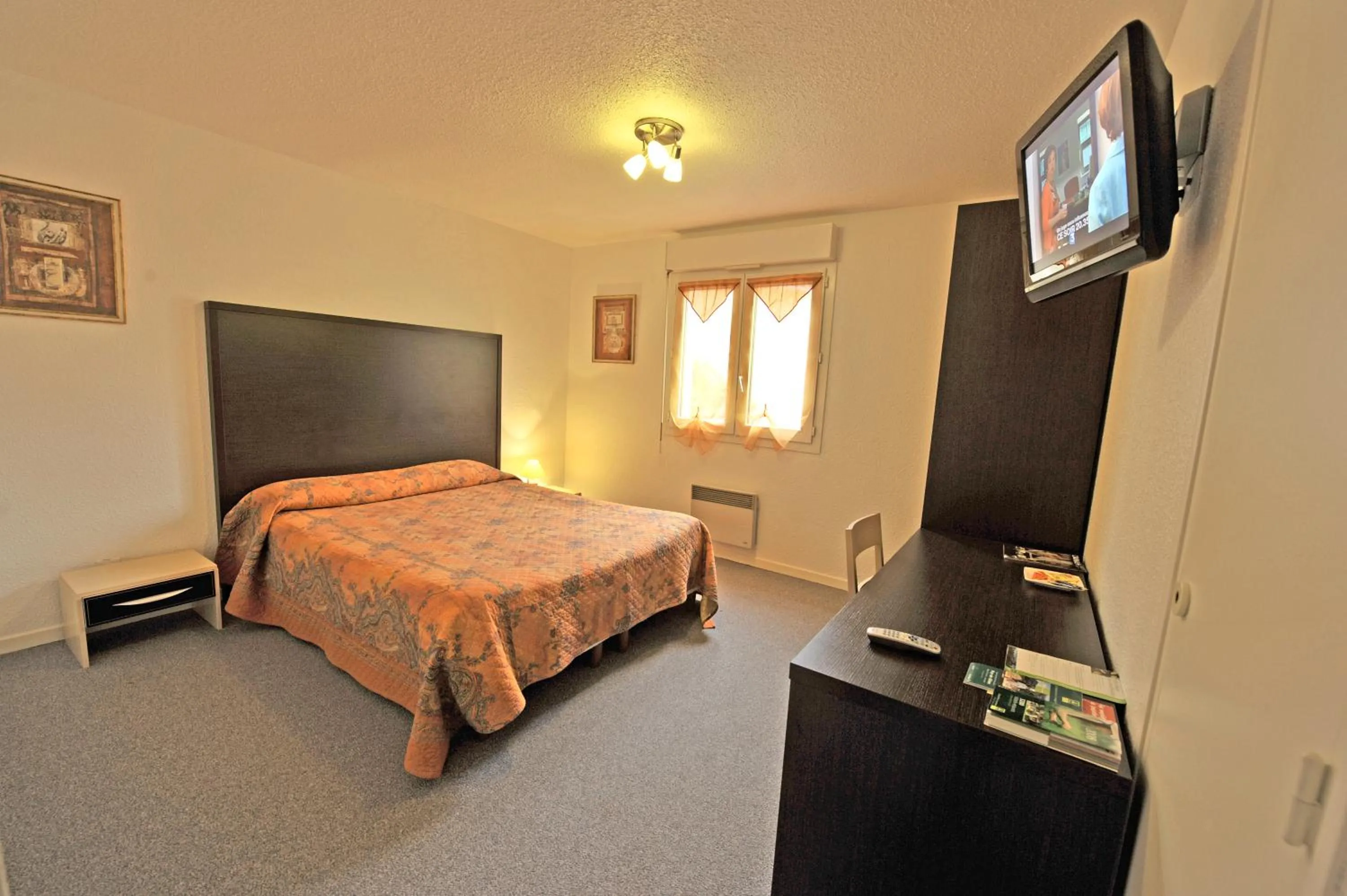 Day, Bed in LOGIS Hôtel Le Moulin Des Gardelles