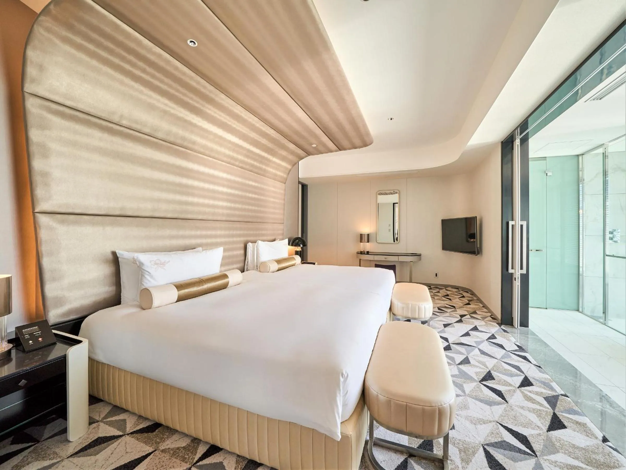 Bedroom, Bed in The Kahala Hotel & Resort Yokohama