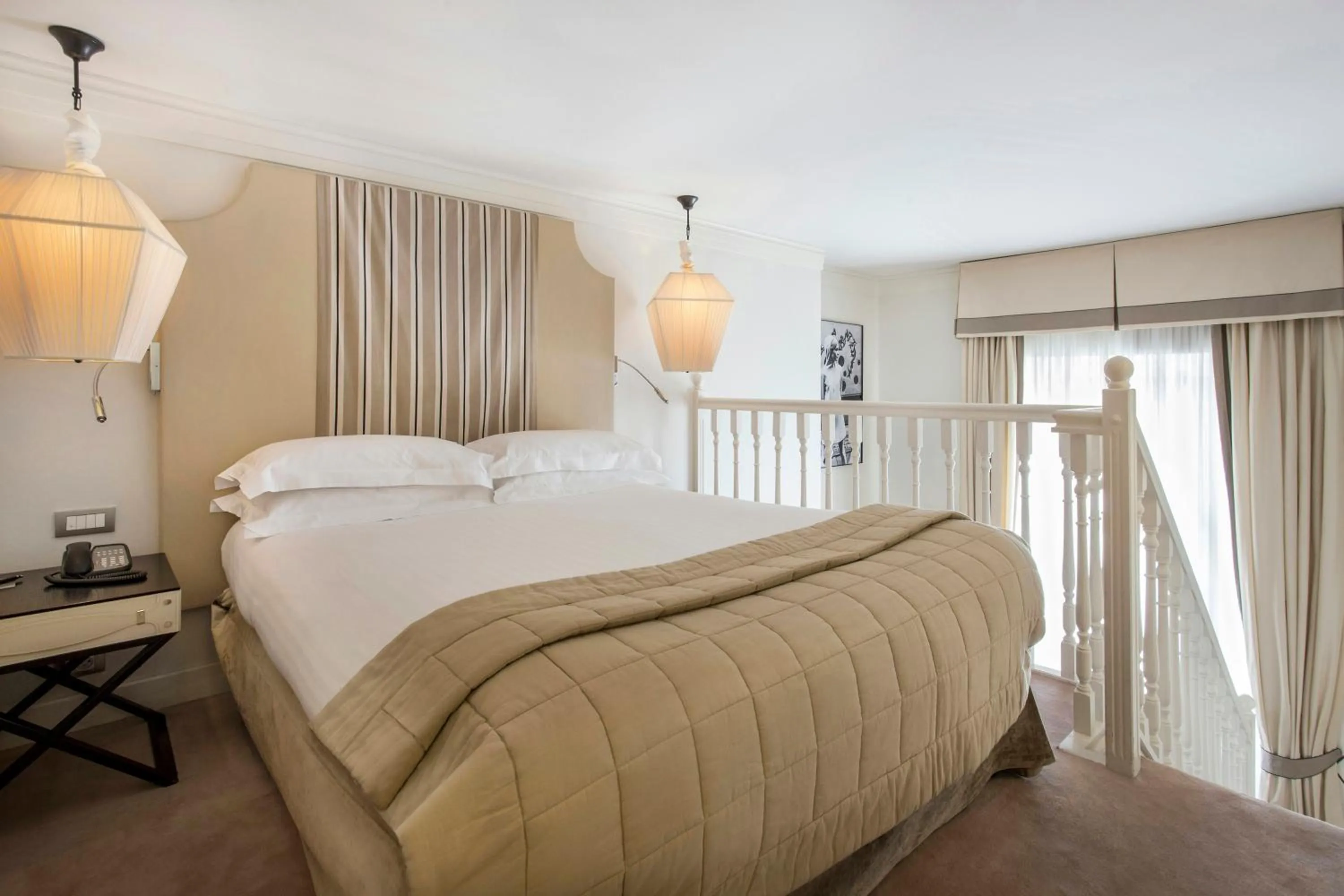 Photo of the whole room, Bed in Castille Paris – Starhotels Collezione