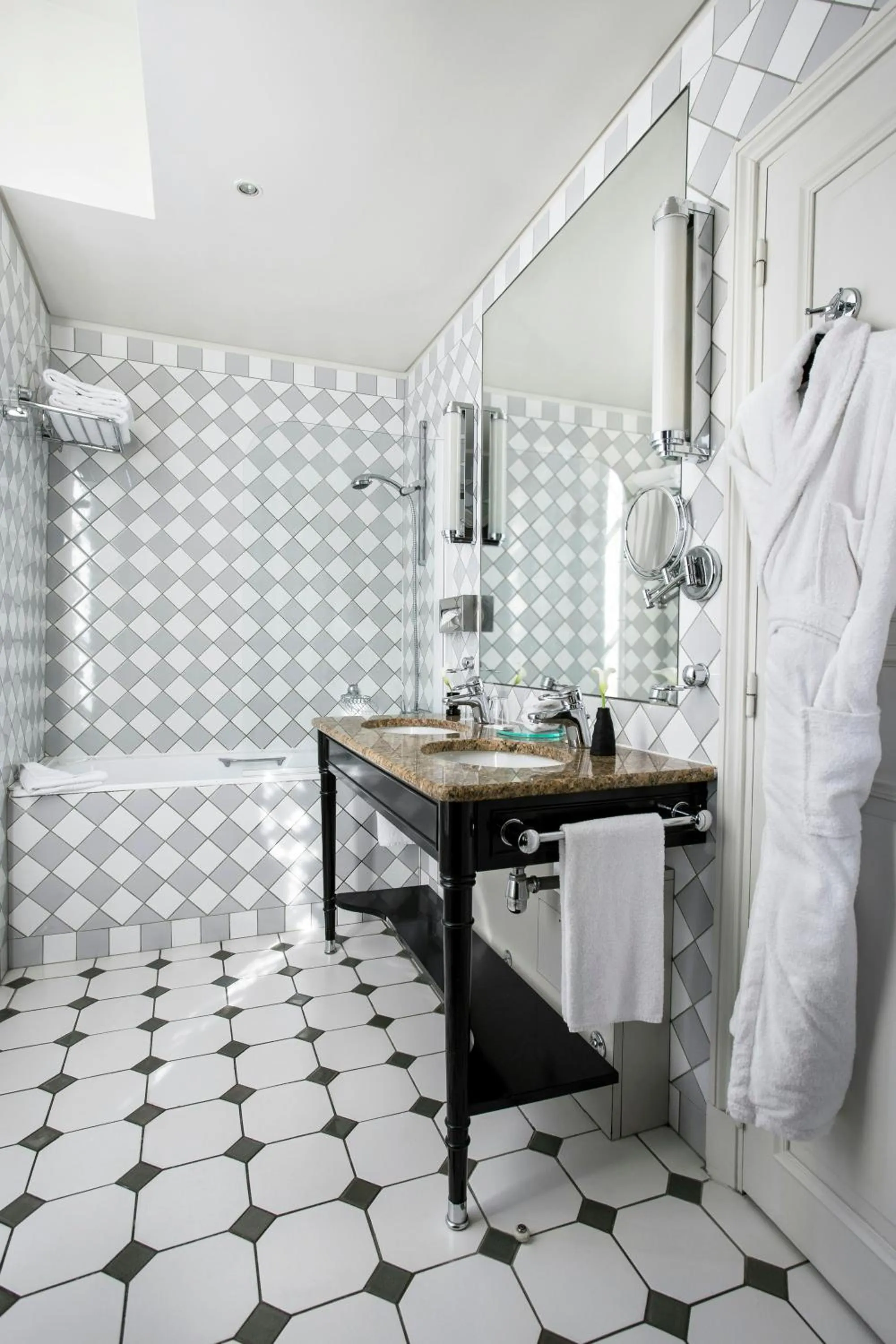 Bathroom in Castille Paris – Starhotels Collezione