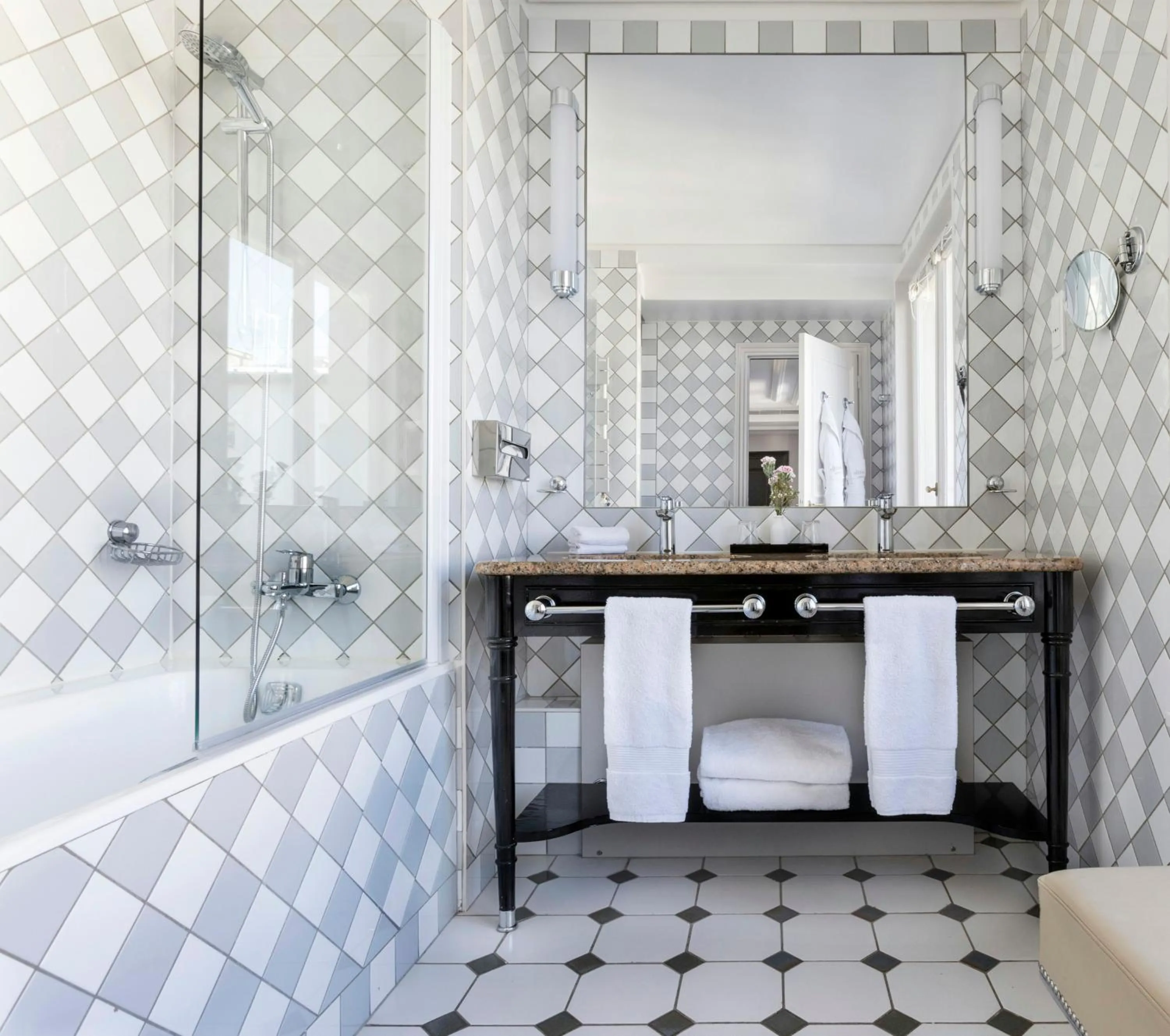 Bathroom in Castille Paris – Starhotels Collezione