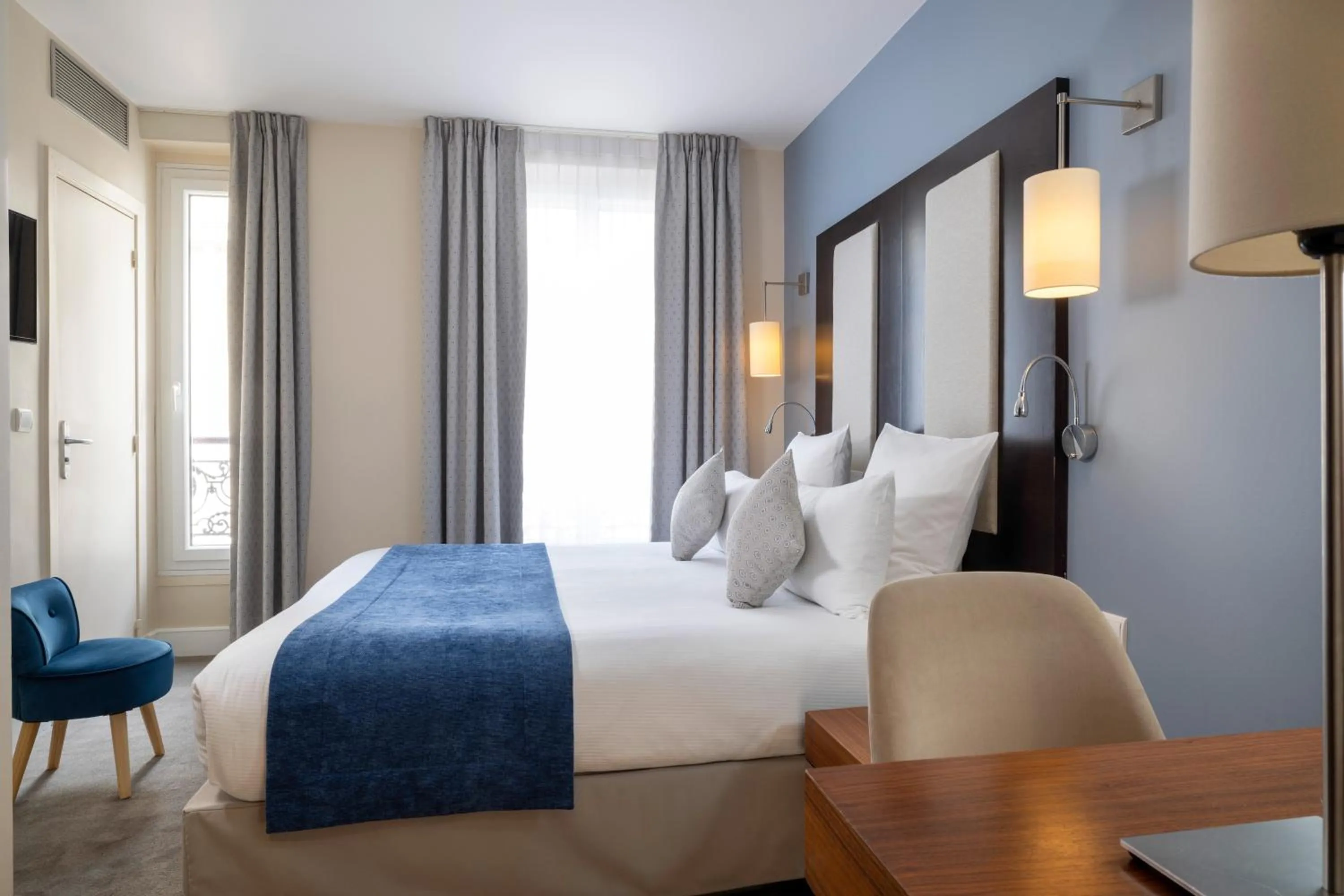 Bedroom, Bed in Hotel Elysées Bassano