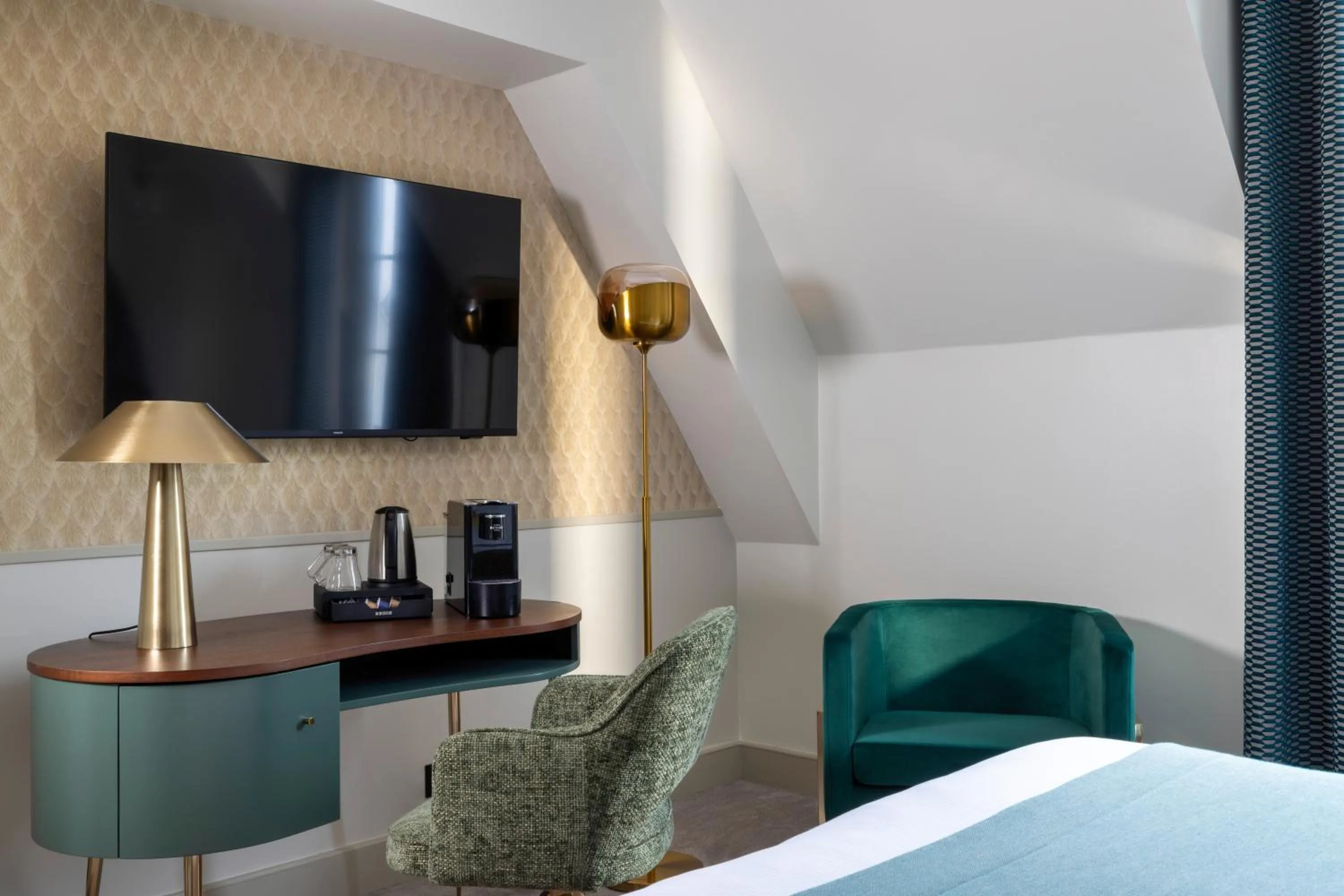 Communal lounge/ TV room, Bed in Hotel Elysées Bassano