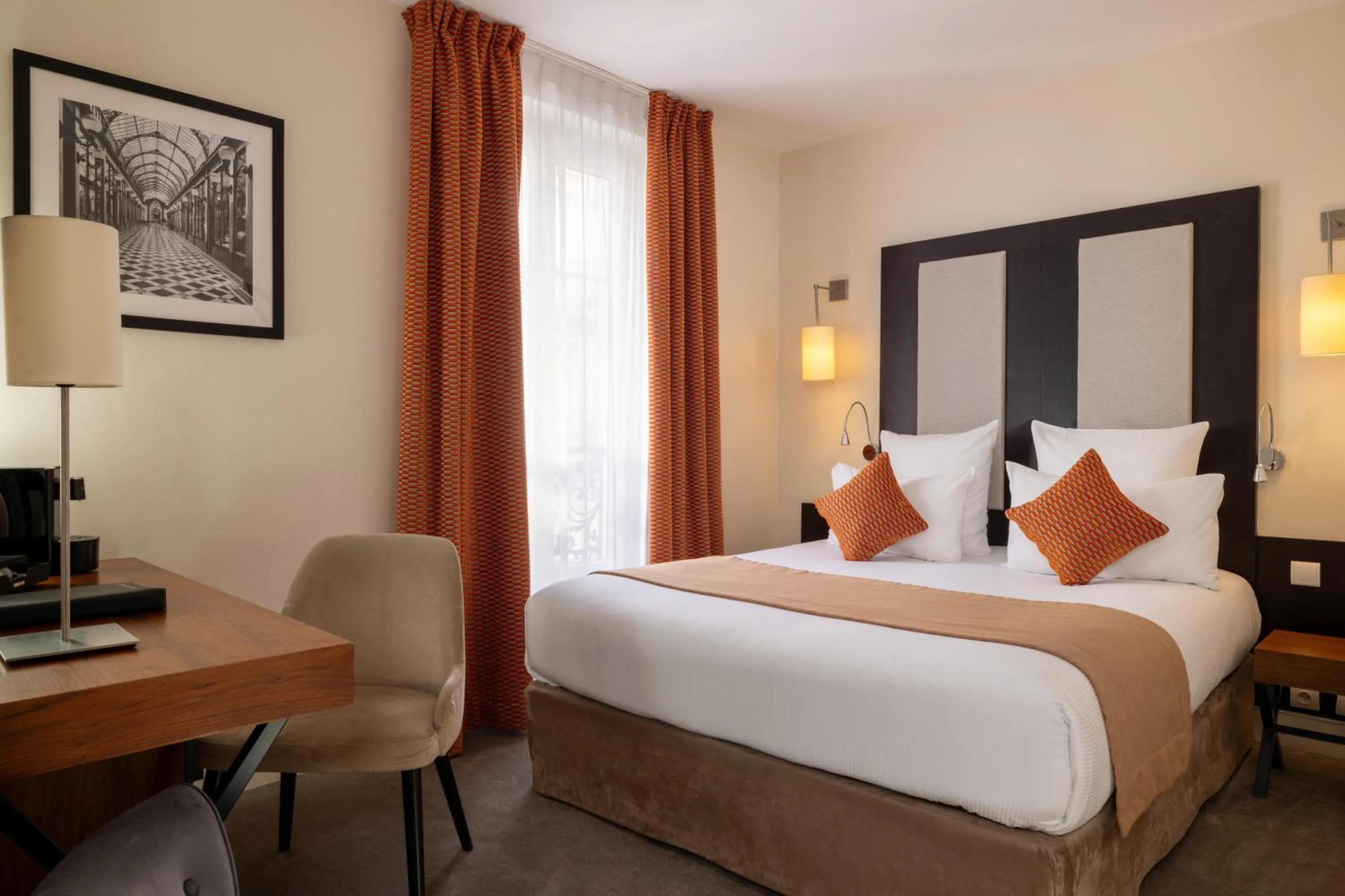 Bed in Hotel Elysées Bassano