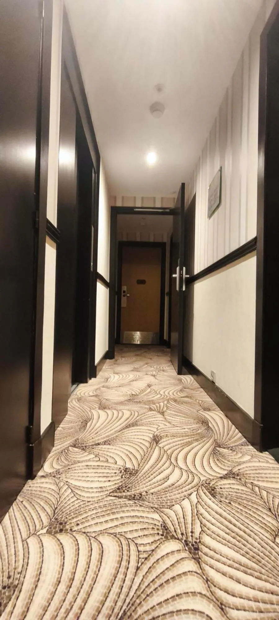 Property building, Bed in Hotel Elysées Bassano