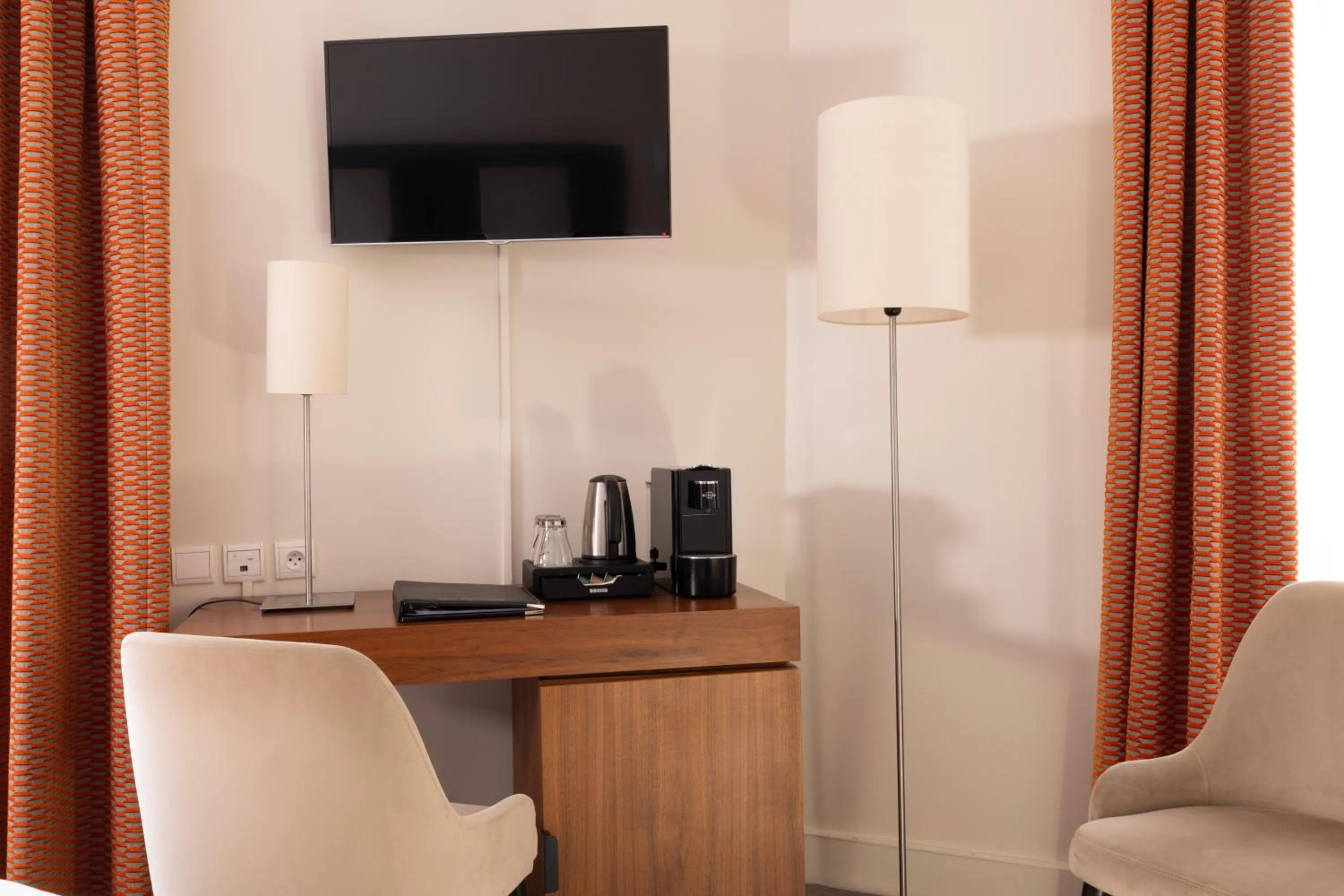 TV and multimedia in Hotel Elysées Bassano