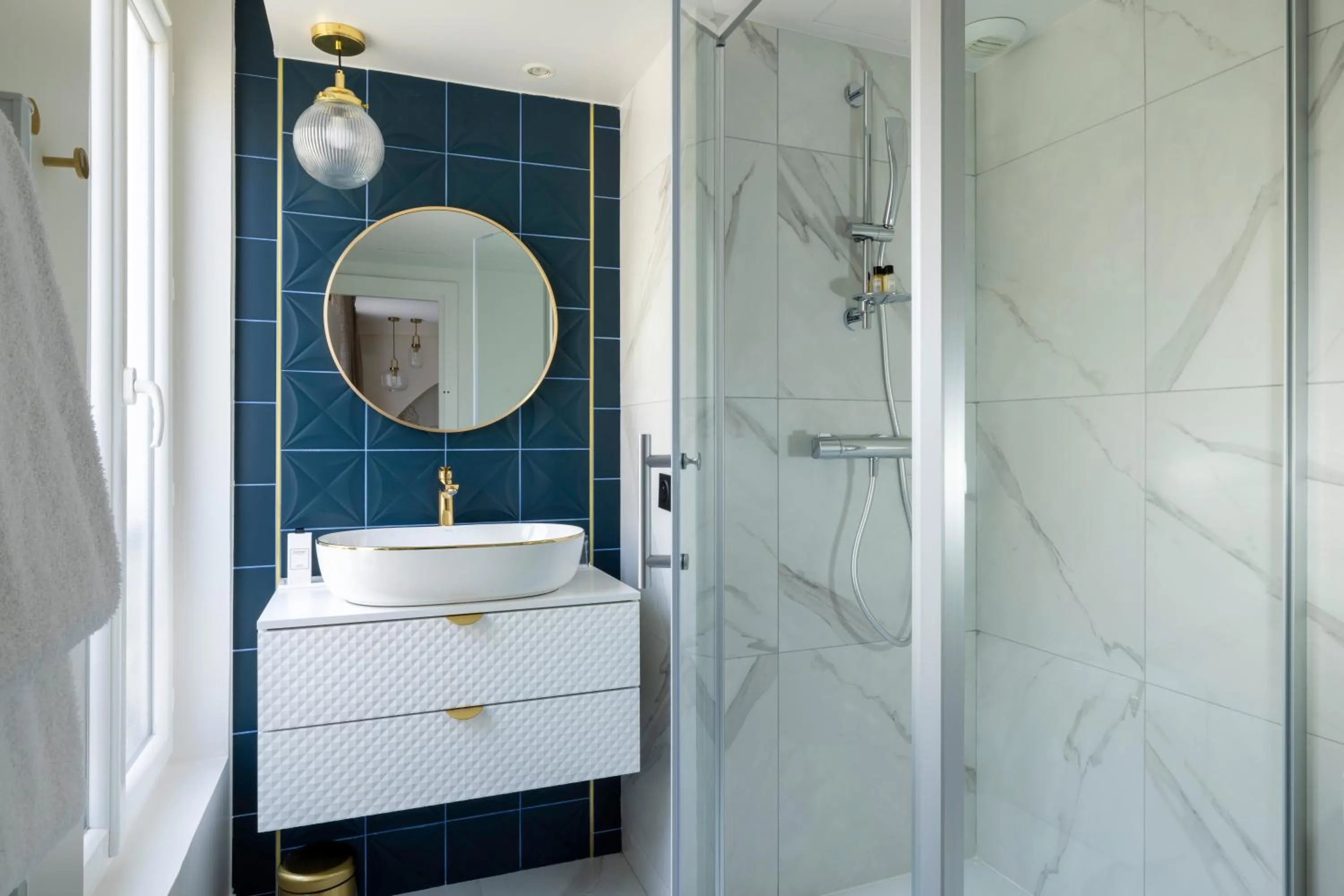 Shower in Hotel Elysées Bassano