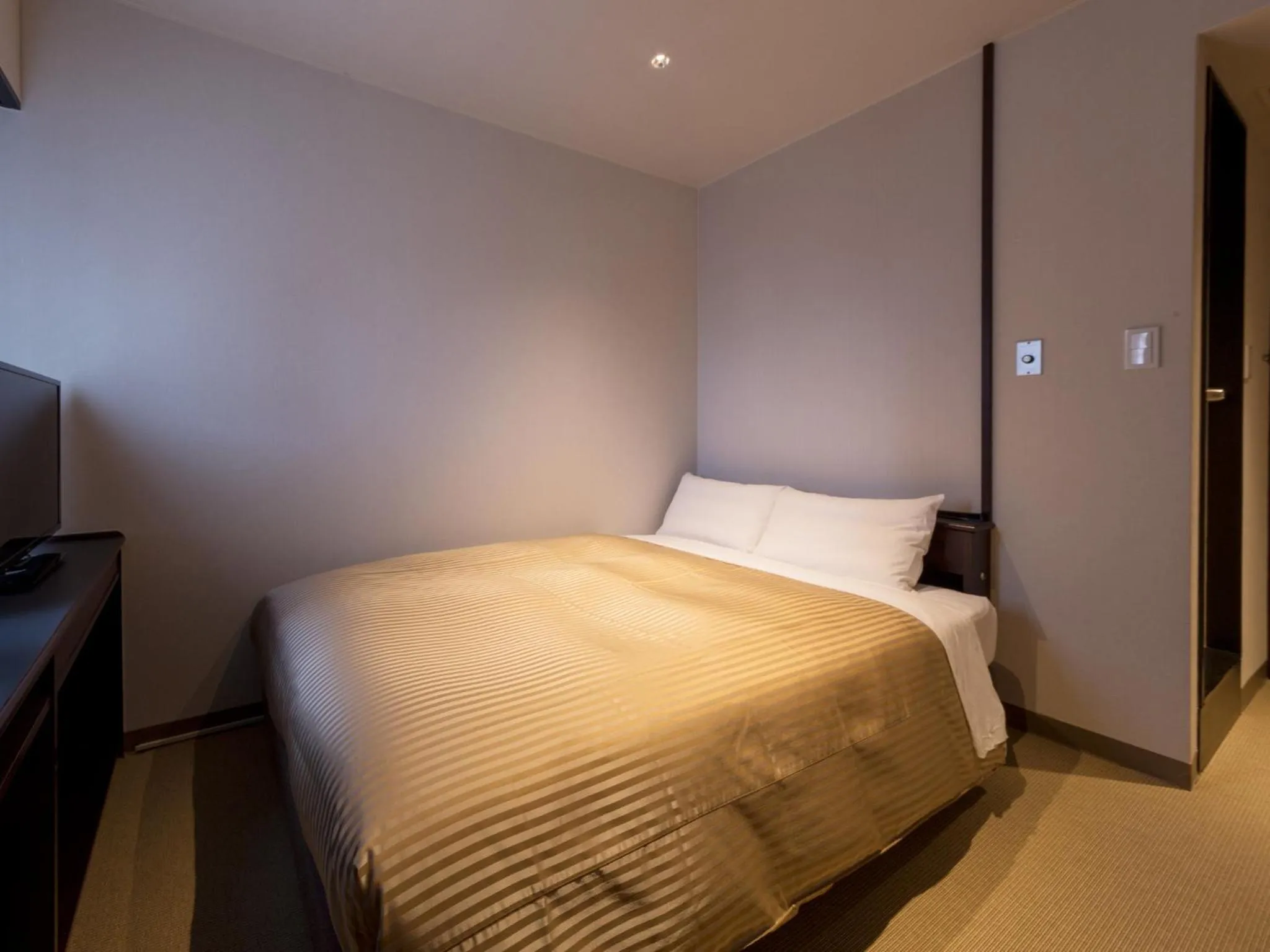 Photo of the whole room, Bed in THE HOTELS HAKATA KASANE Bayside