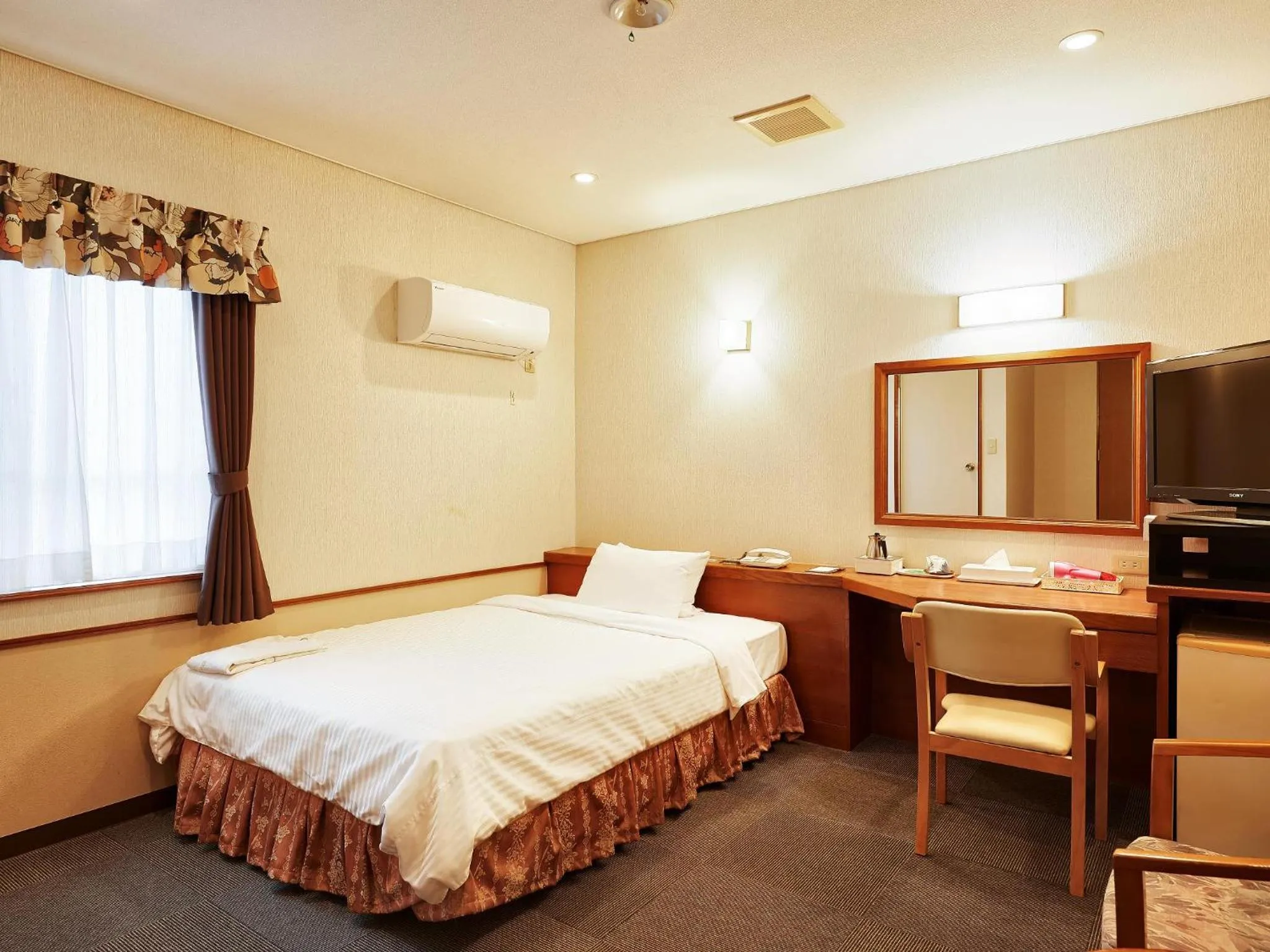 TV and multimedia, Bed in Crown Hotel Okinawa