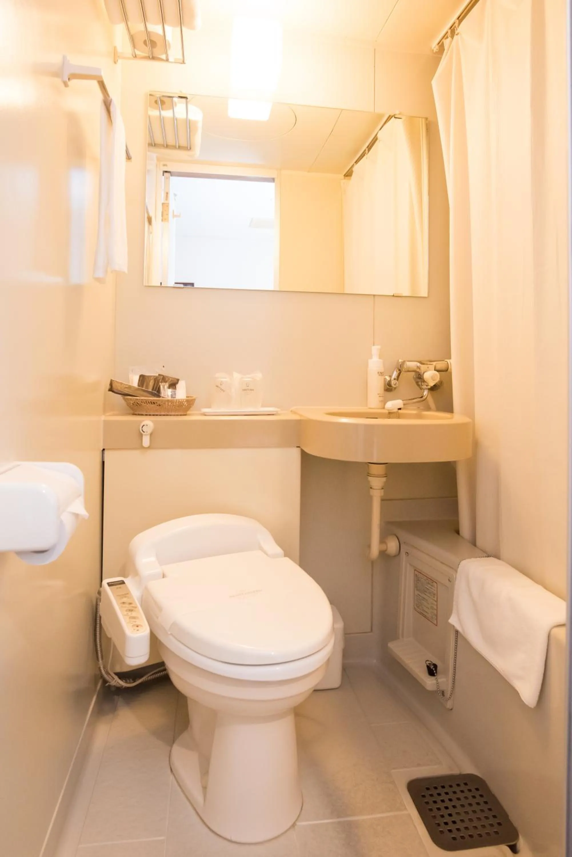 Shower in Crown Hotel Okinawa