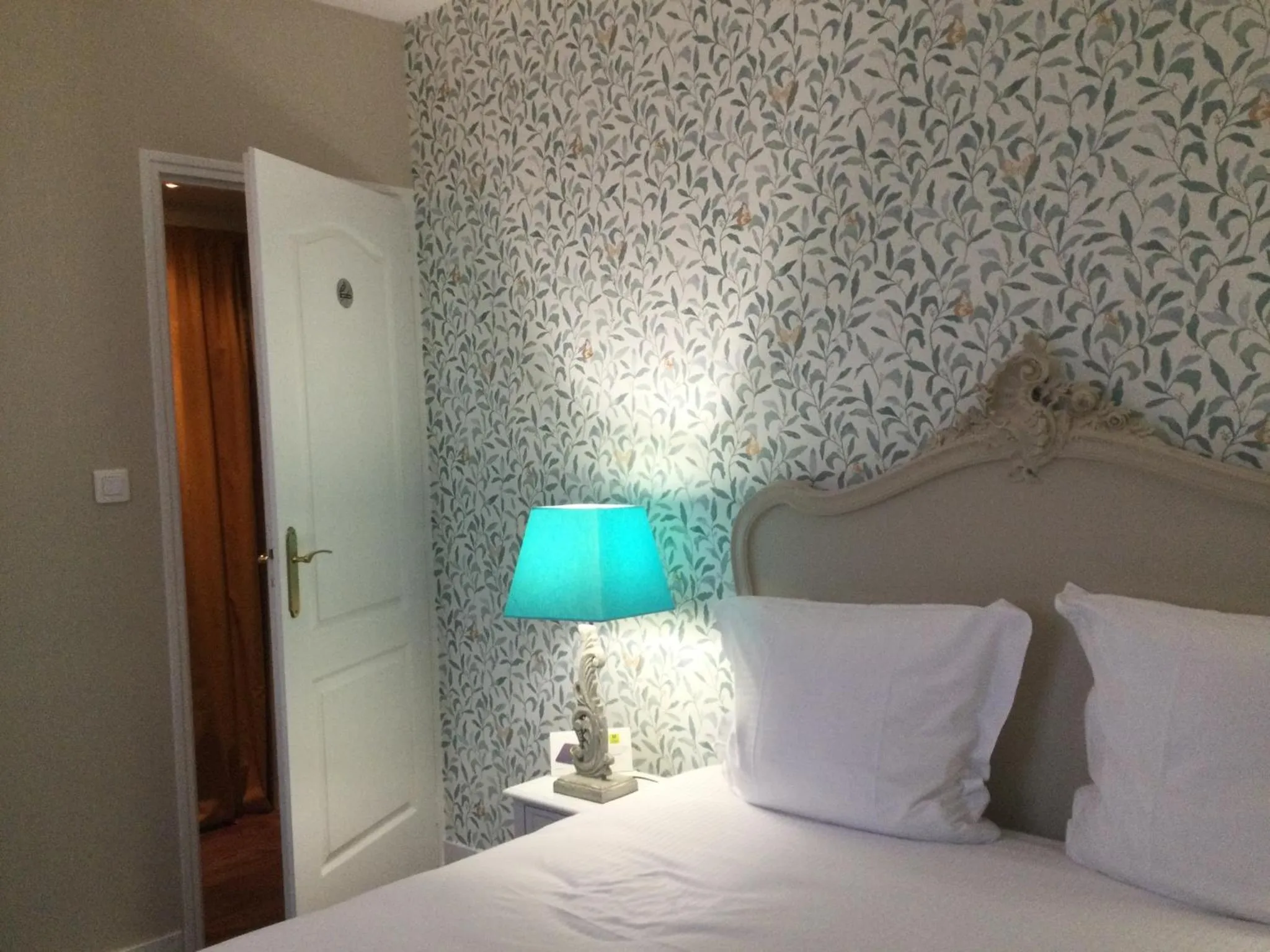 Bed in Logis Hotel Villa Marjane