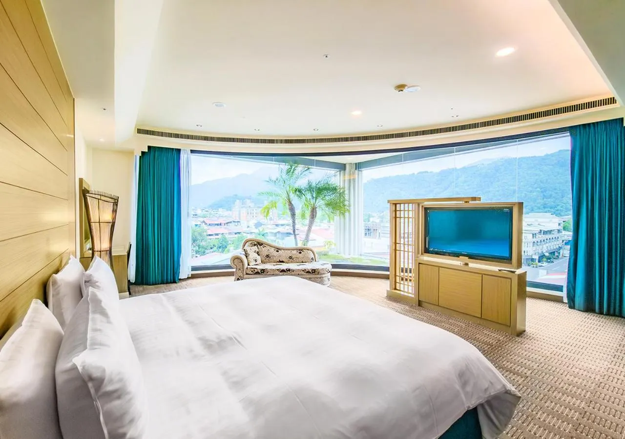 Bedroom, Bed in Cheng Wan Grand Hotel