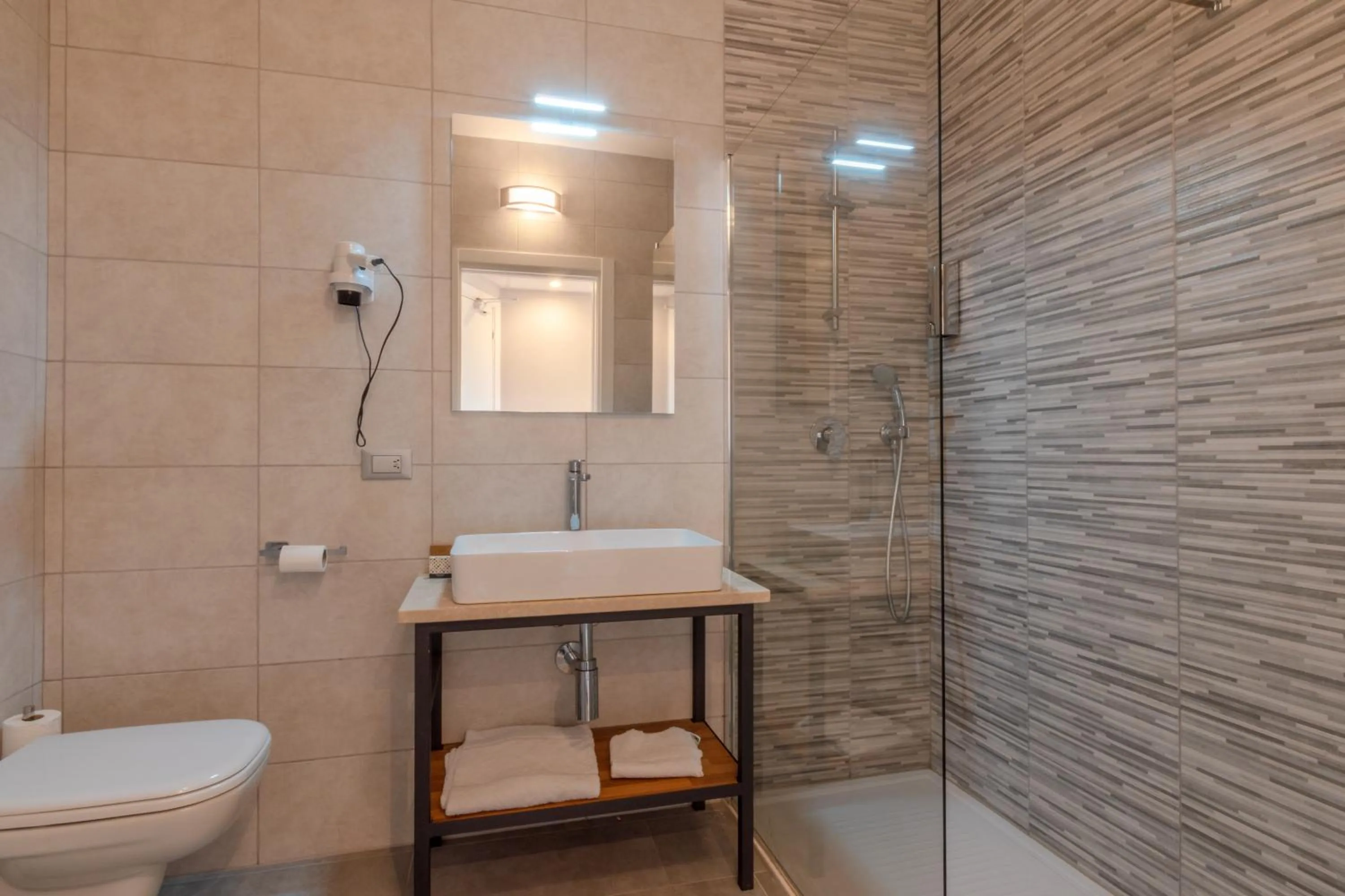 Shower in Hôtel Bahia