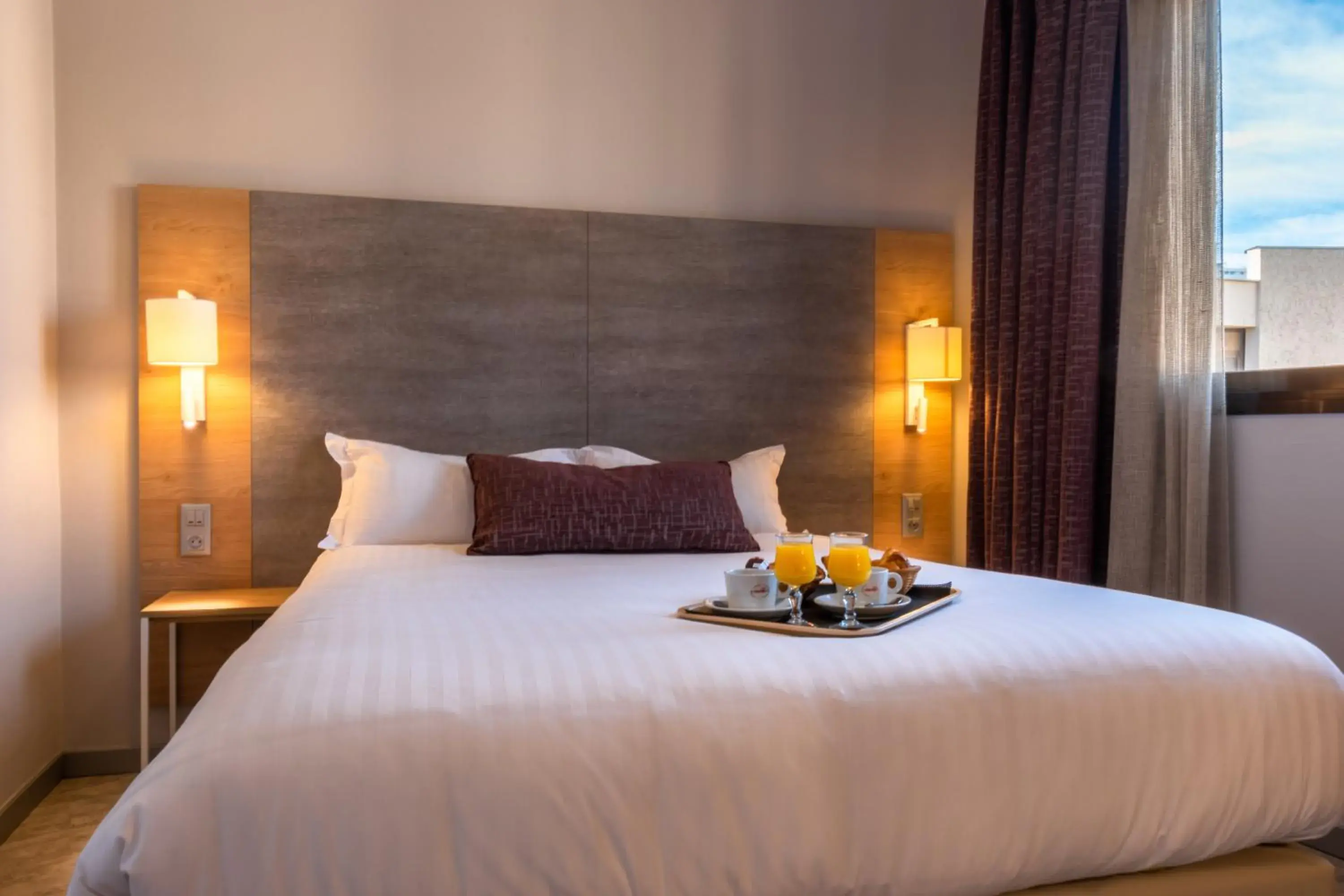 Standard Double Room with inside yard view in Hôtel Bahia Standard Double Room with inside yard view in Hôtel Bahia