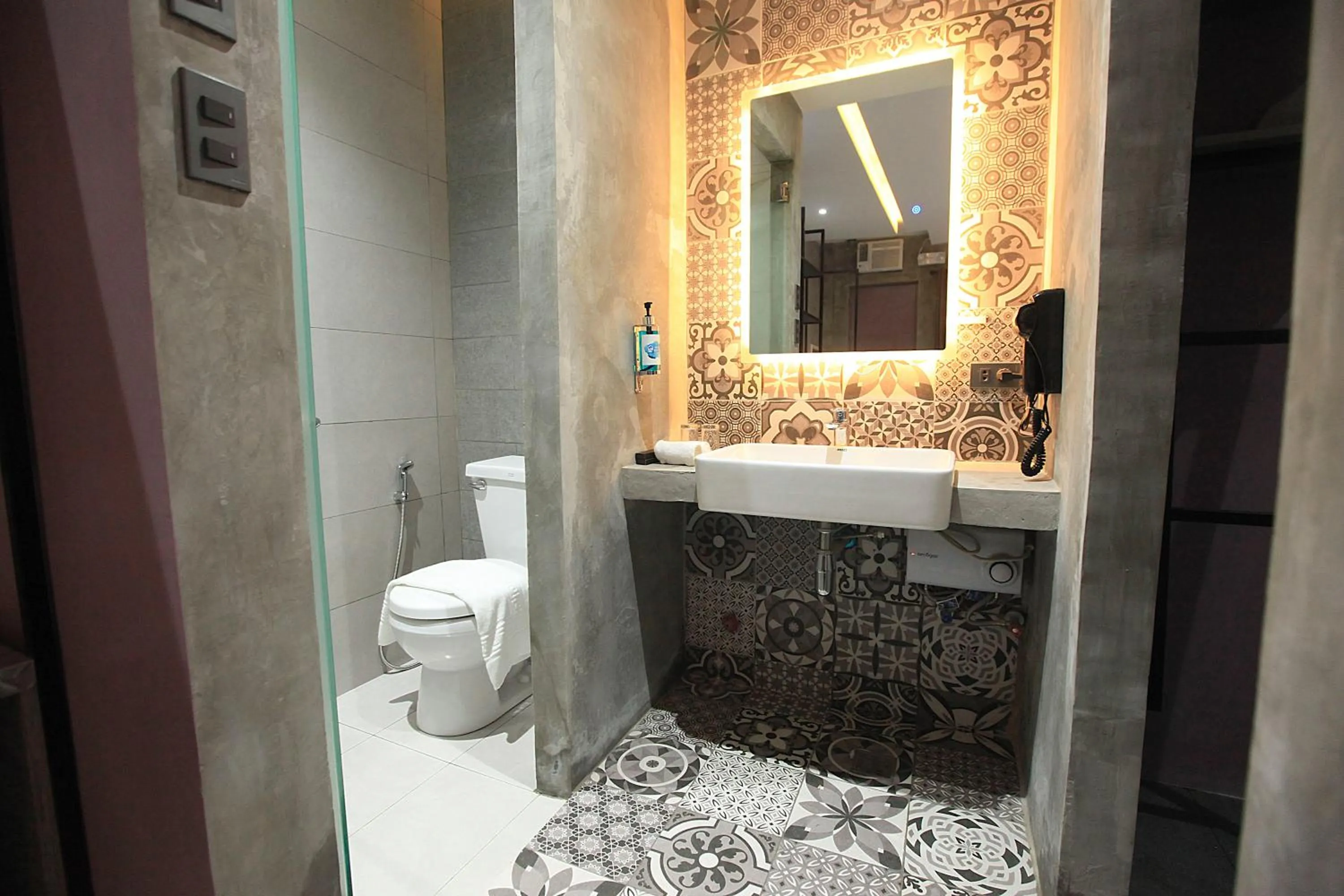 Toilet in Zenvea Hotel