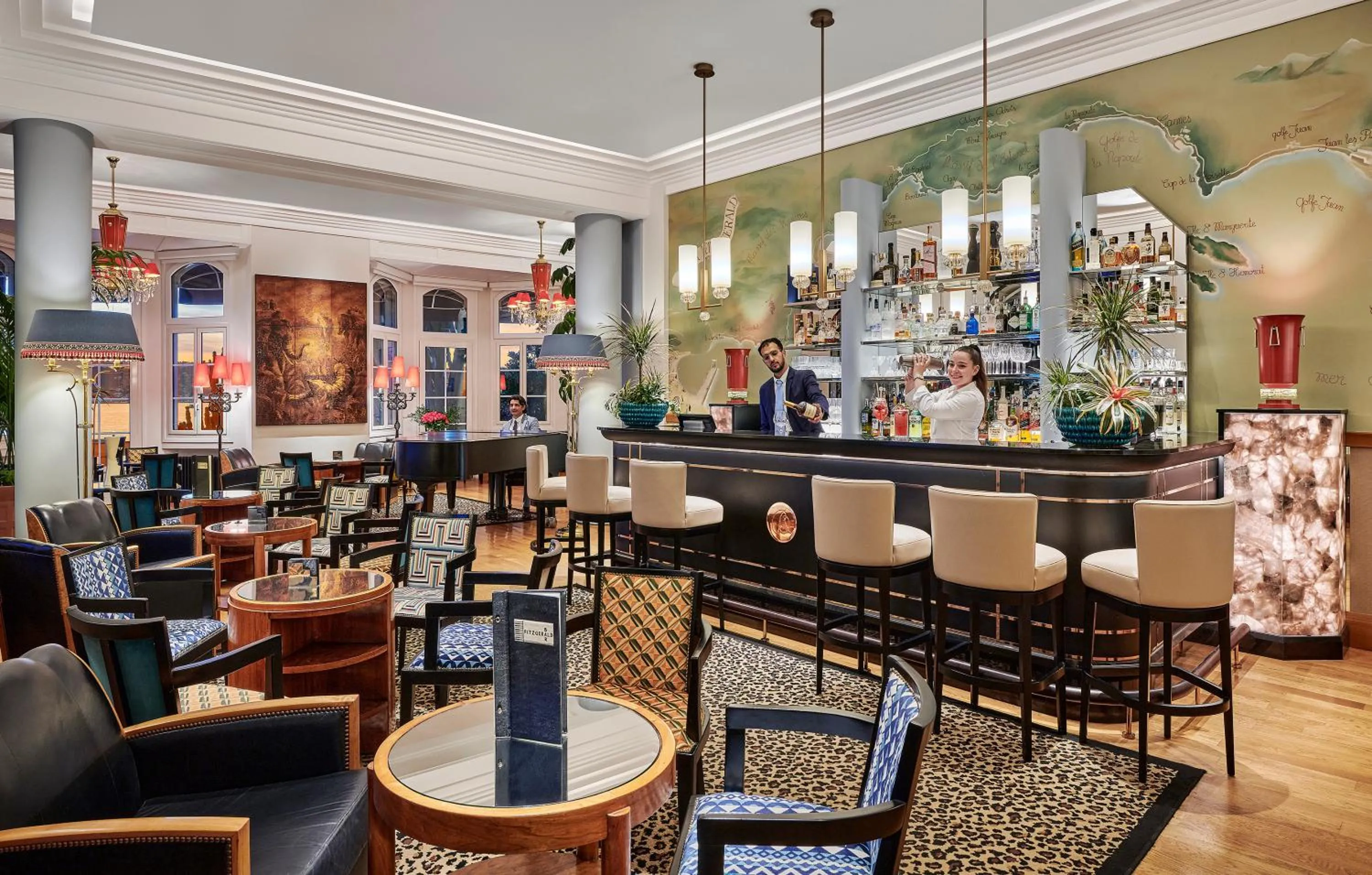 Lounge or bar in Hôtel Belles Rives