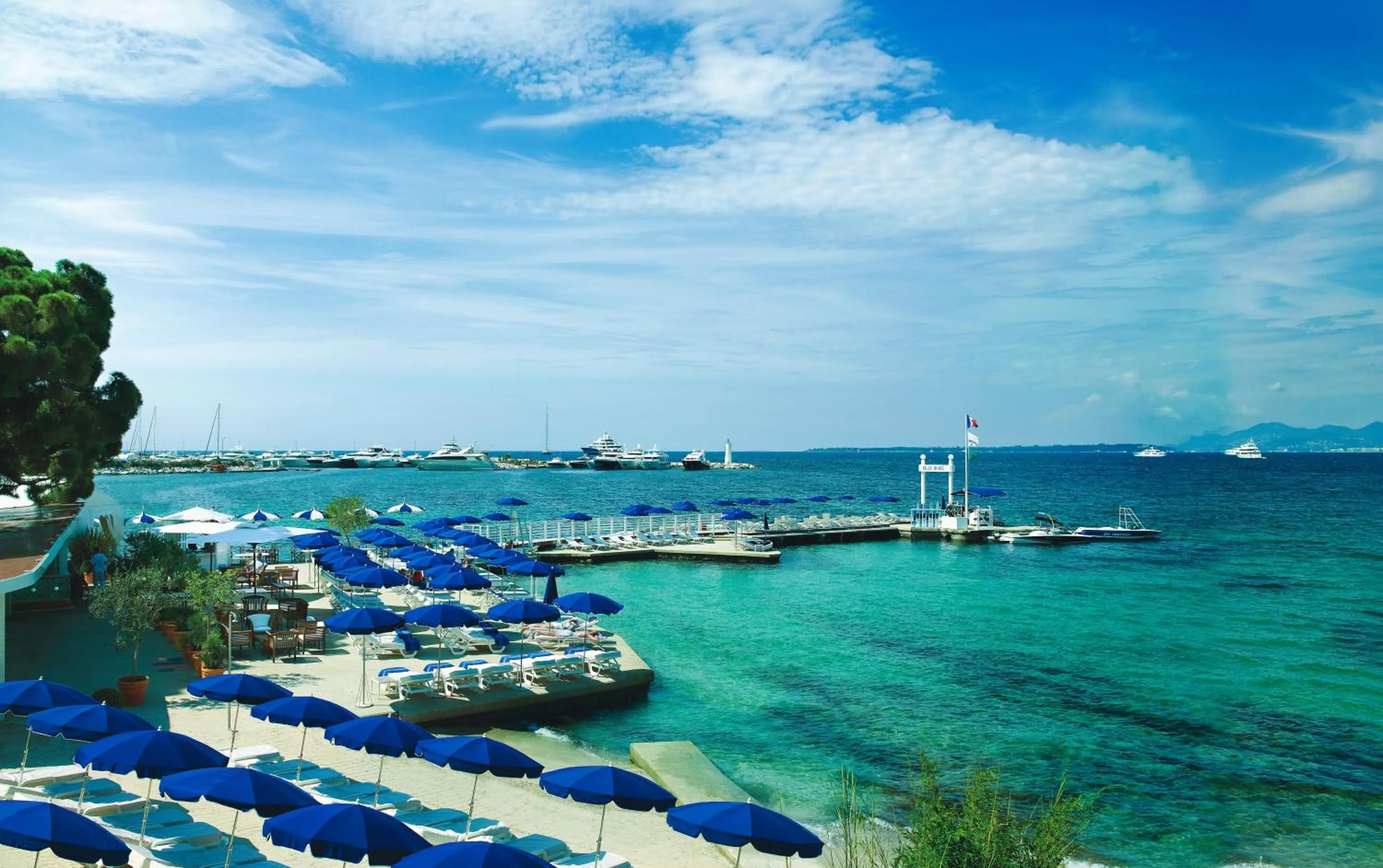Beach in Hôtel Belles Rives
