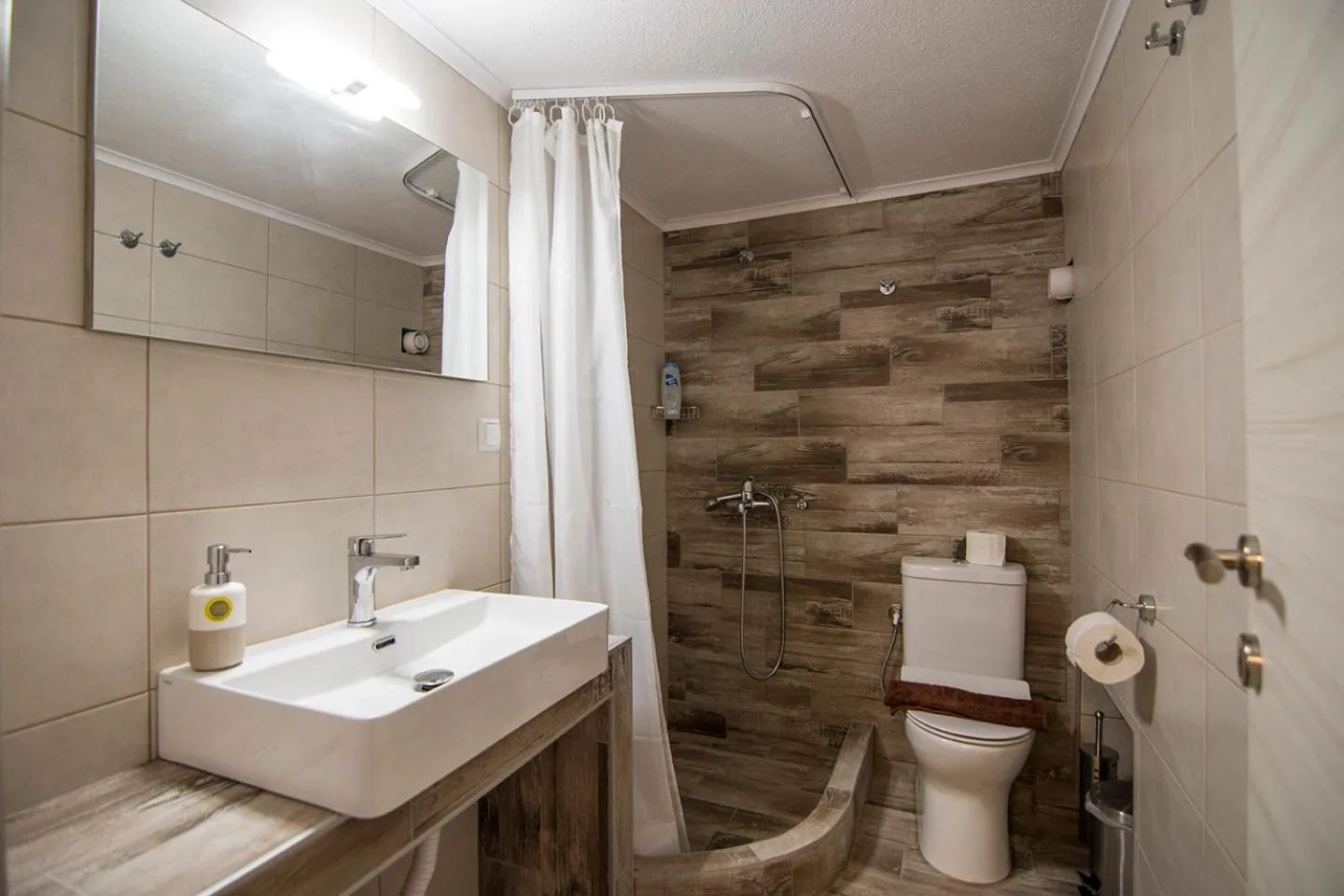 Shower in Amaranti Luxury Apartments