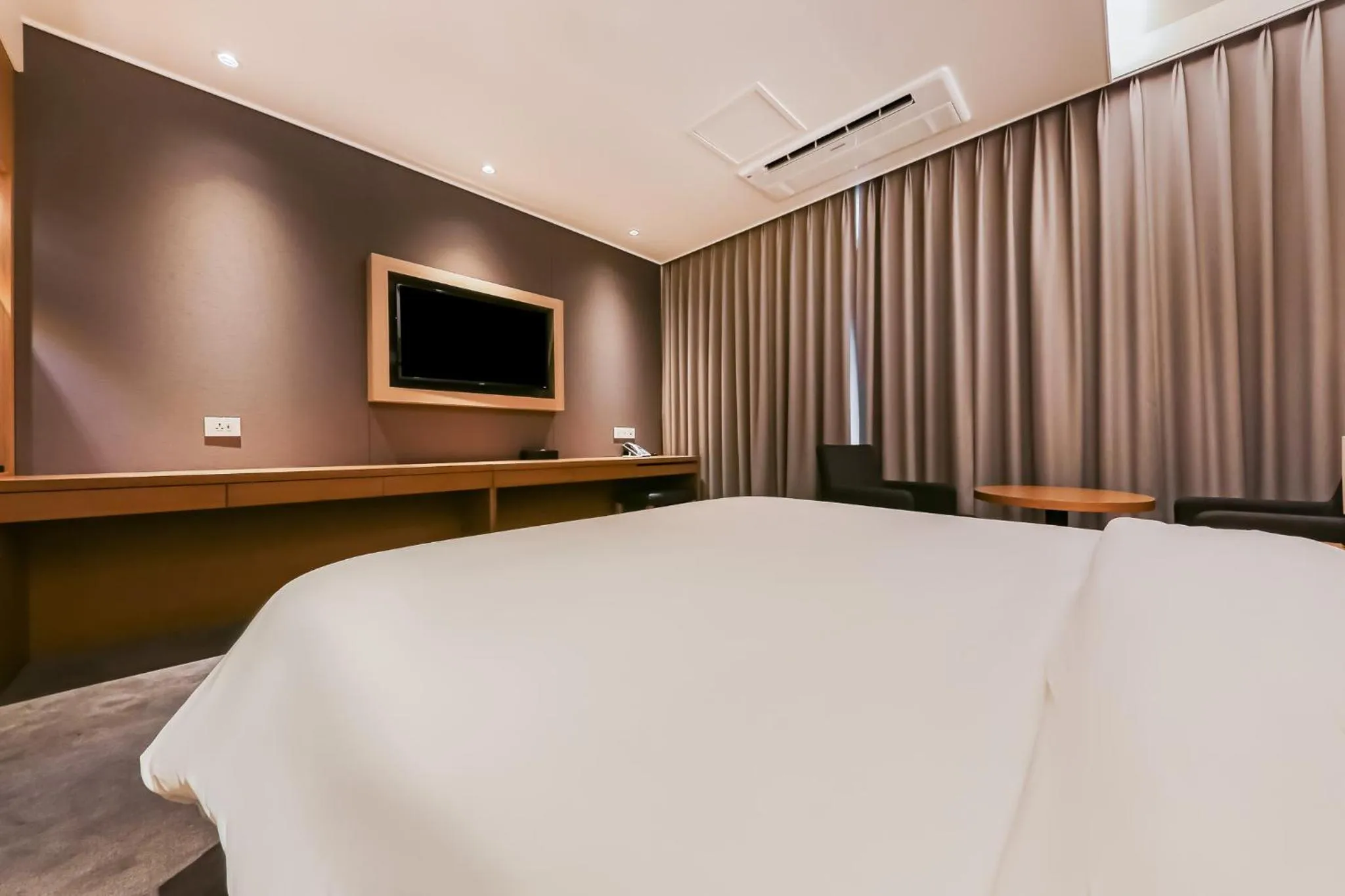 Property building, Bed in Sejong City Osong Hotel