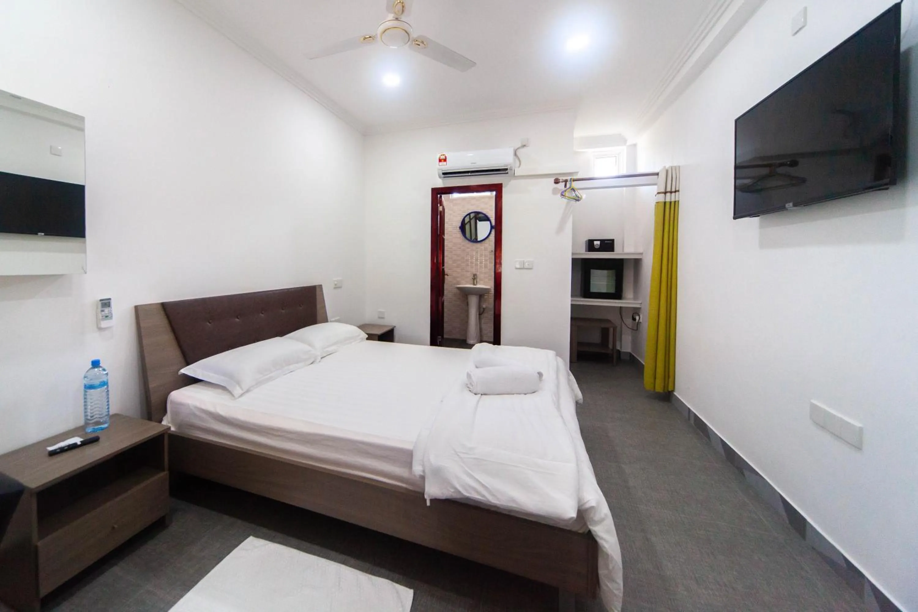 Bedroom, Bed in Dhangethi INN