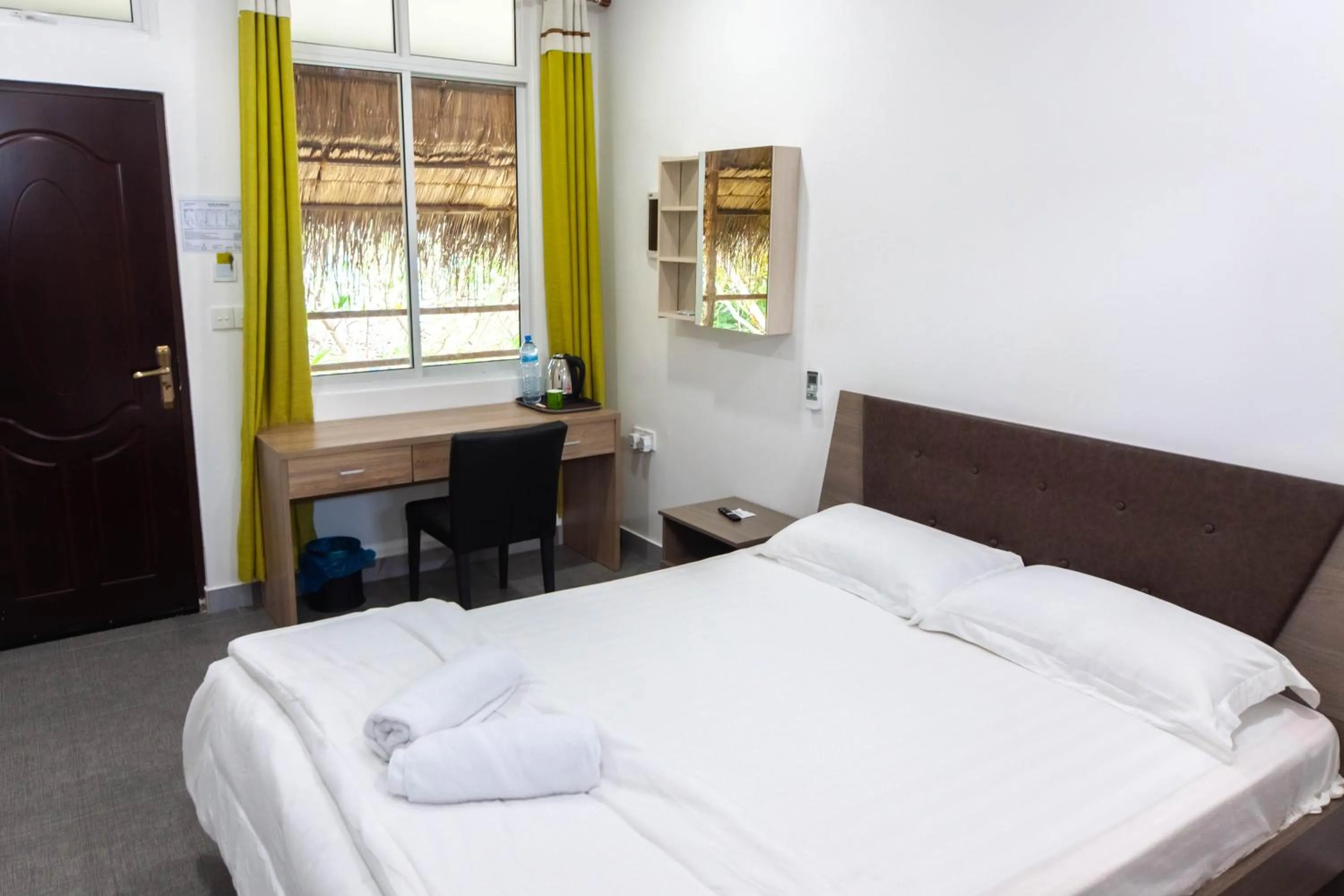 Bedroom, Bed in Dhangethi INN