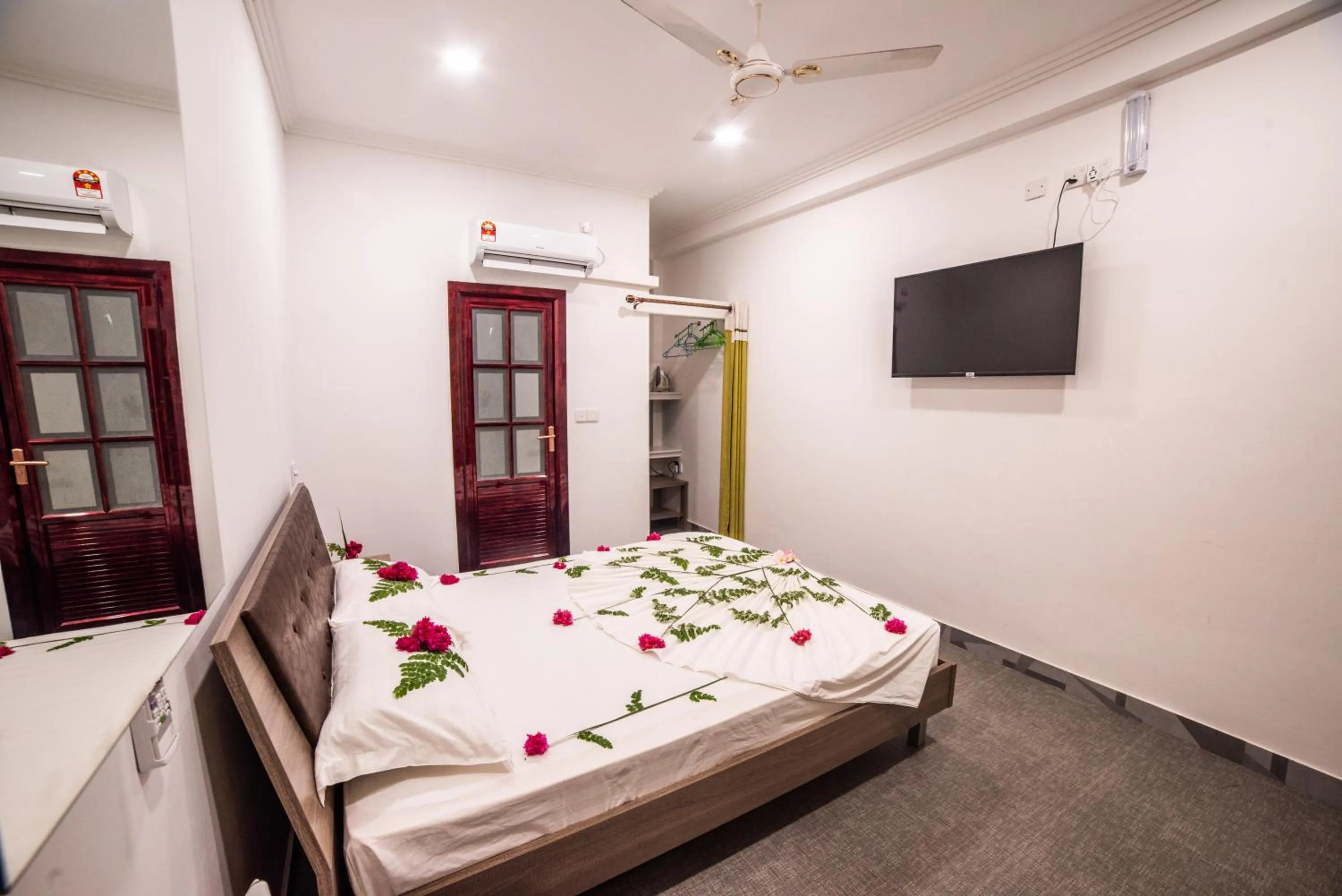 Bedroom, Bed in Dhangethi INN