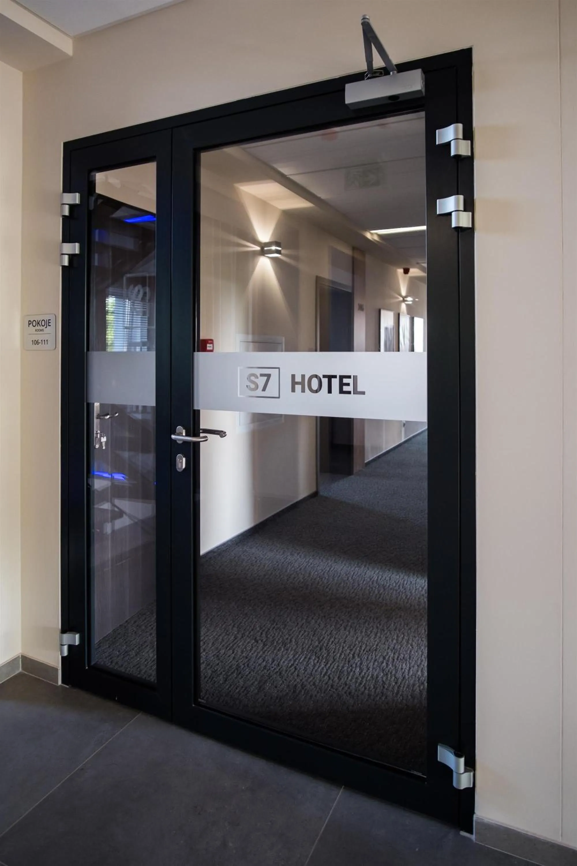 Logo/Certificate/Sign, Bed in S7 Hotel