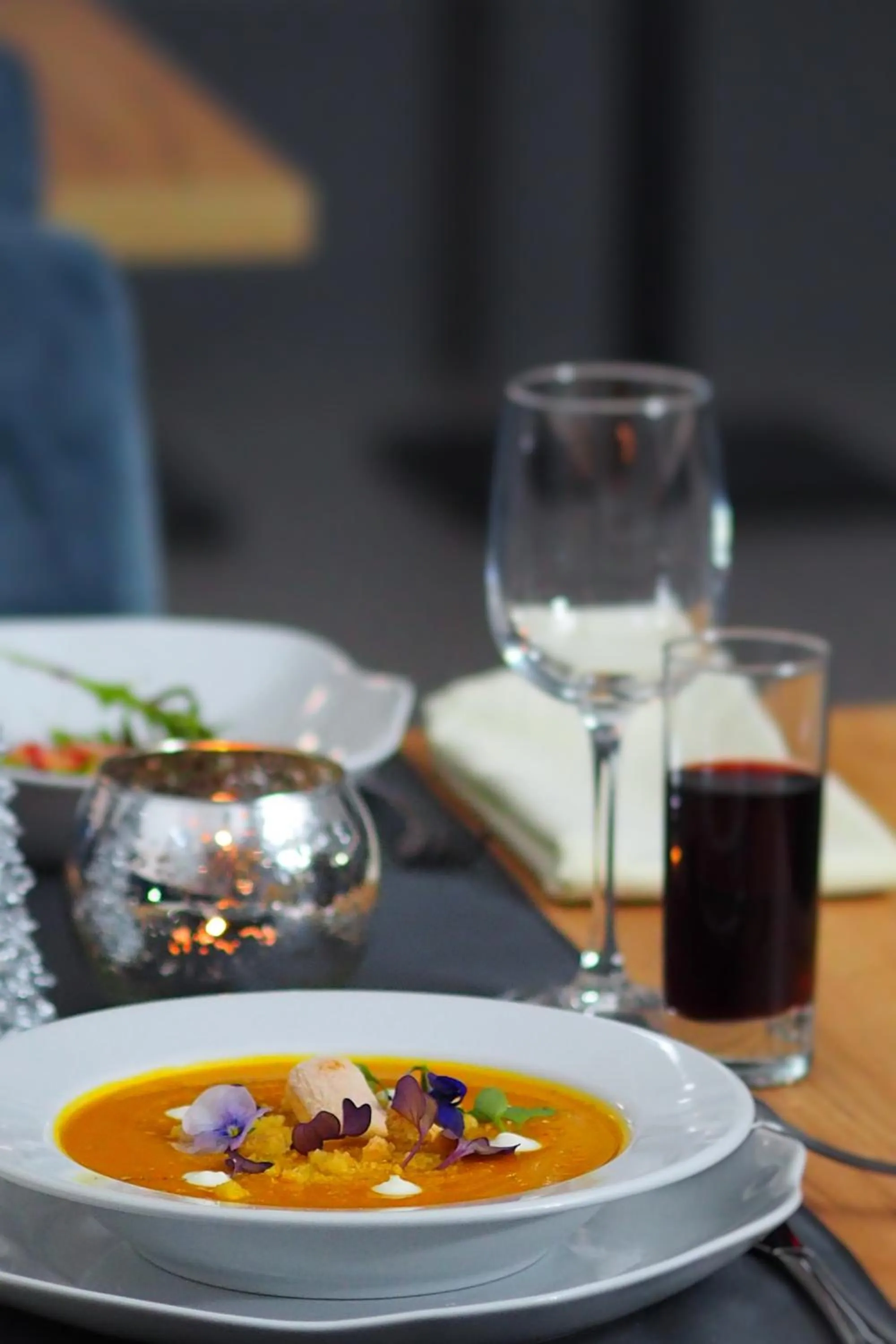 Restaurant/places to eat in S7 Hotel