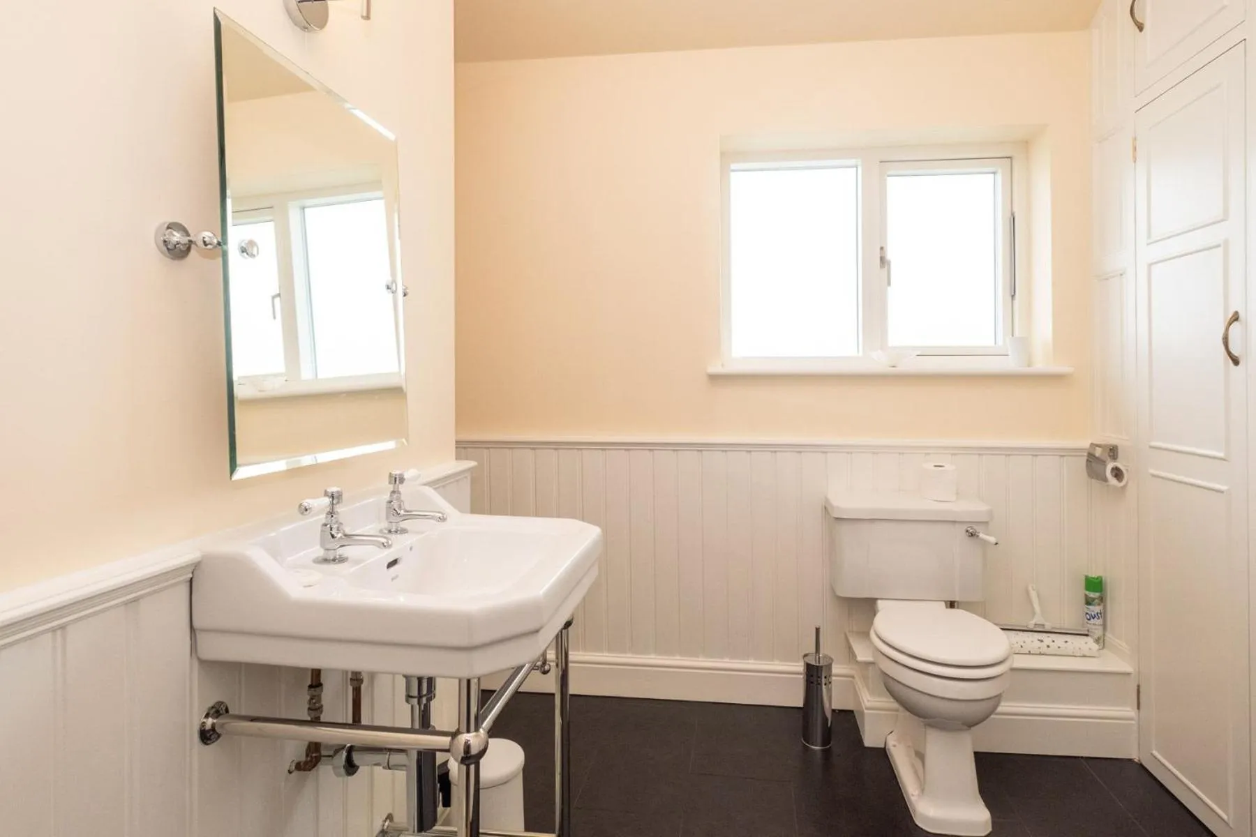 Property building in Willow House in Knodishall, Sleeps 7 - Only a short drive from Aldeburgh, Thorpeness & Snape Maltings - Managed by Aldeburgh Coastal Cottages