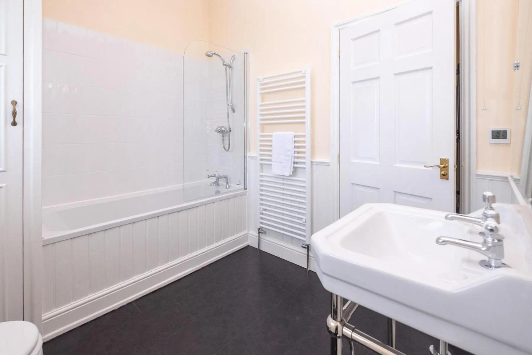 Property building in Willow House in Knodishall, Sleeps 7 - Only a short drive from Aldeburgh, Thorpeness & Snape Maltings - Managed by Aldeburgh Coastal Cottages