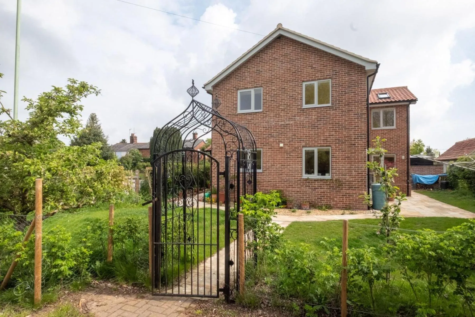 Property building in Willow House in Knodishall, Sleeps 7 - Only a short drive from Aldeburgh, Thorpeness & Snape Maltings - Managed by Aldeburgh Coastal Cottages