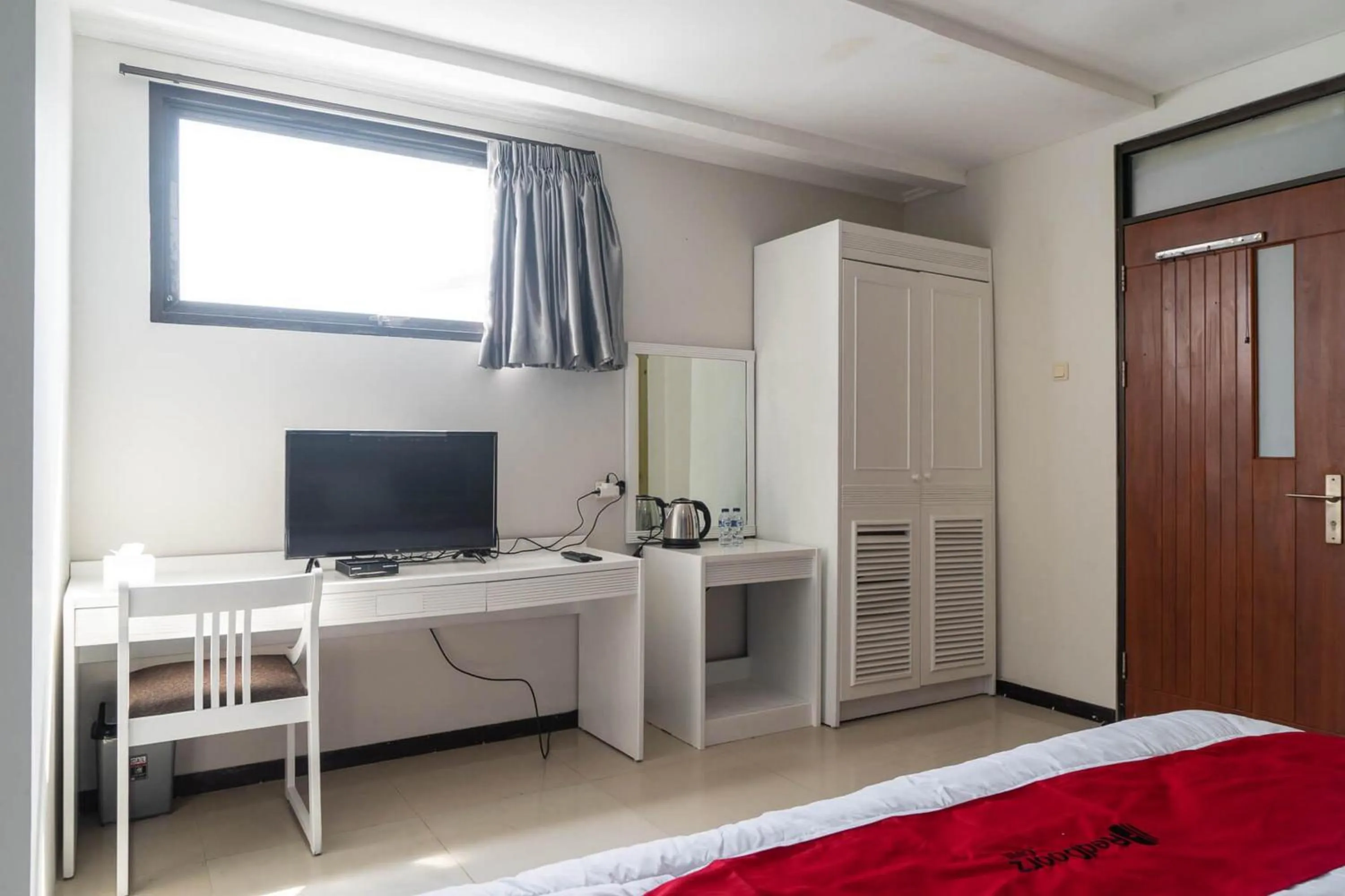 TV and multimedia in RedDoorz Plus @ Sawah Besar